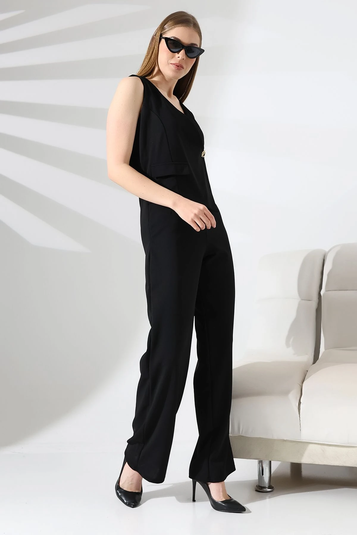 Kadın Kolsuz Kruvaze Yaka Düğme Detaylı Tulum – Modern ve Şık Tasarım - siyah