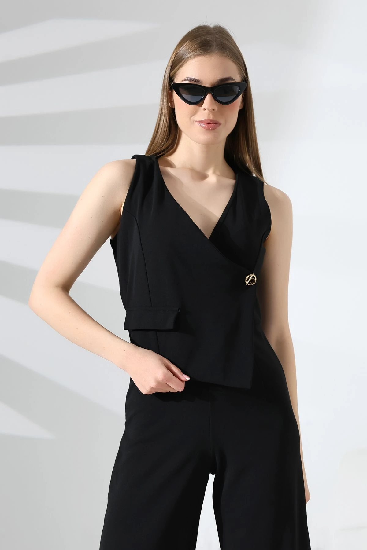 Kadın Kolsuz Kruvaze Yaka Düğme Detaylı Tulum – Modern ve Şık Tasarım - siyah