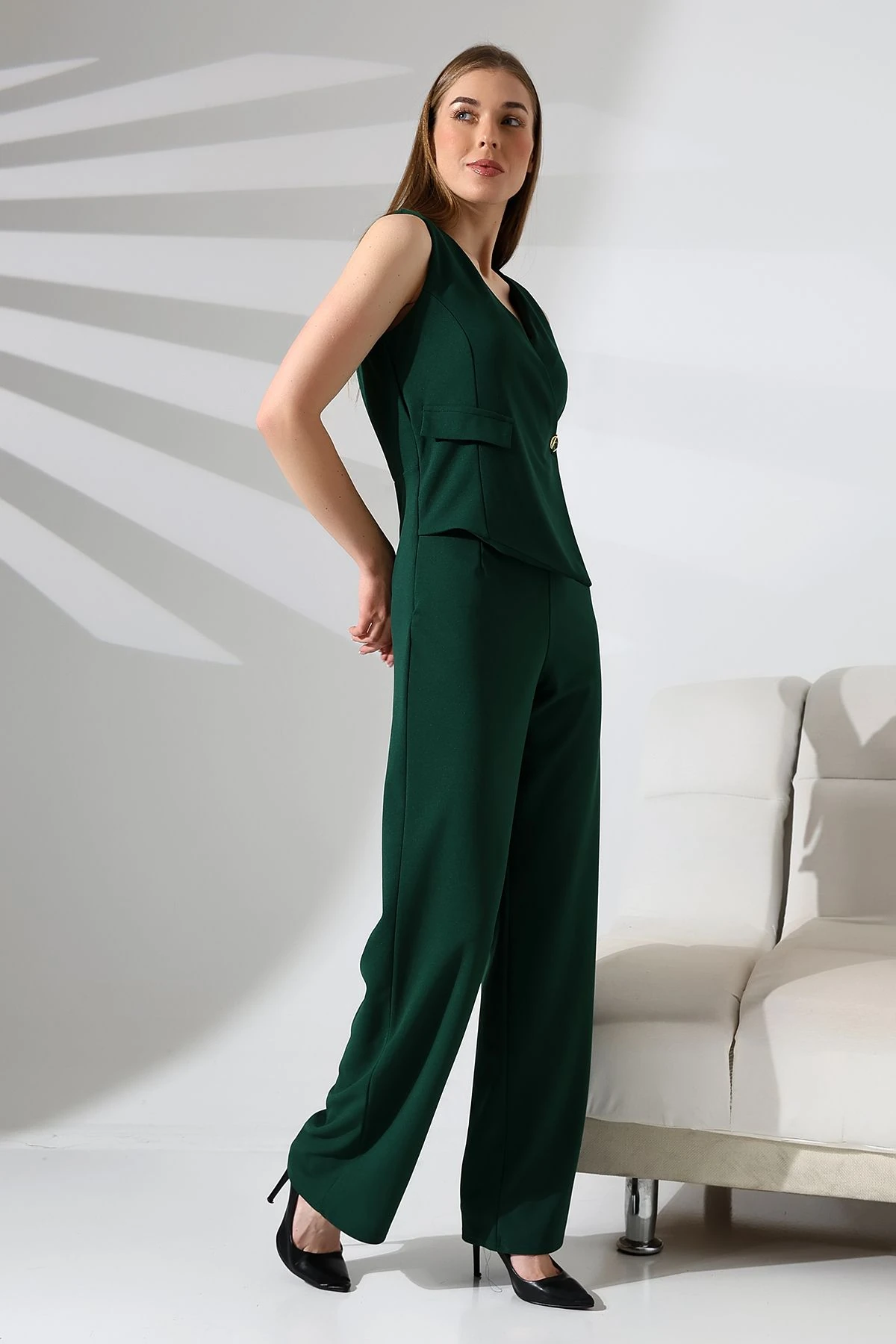 Kadın Kolsuz Kruvaze Yaka Düğme Detaylı Tulum – Modern ve Şık Tasarım - zümrüt yeşili