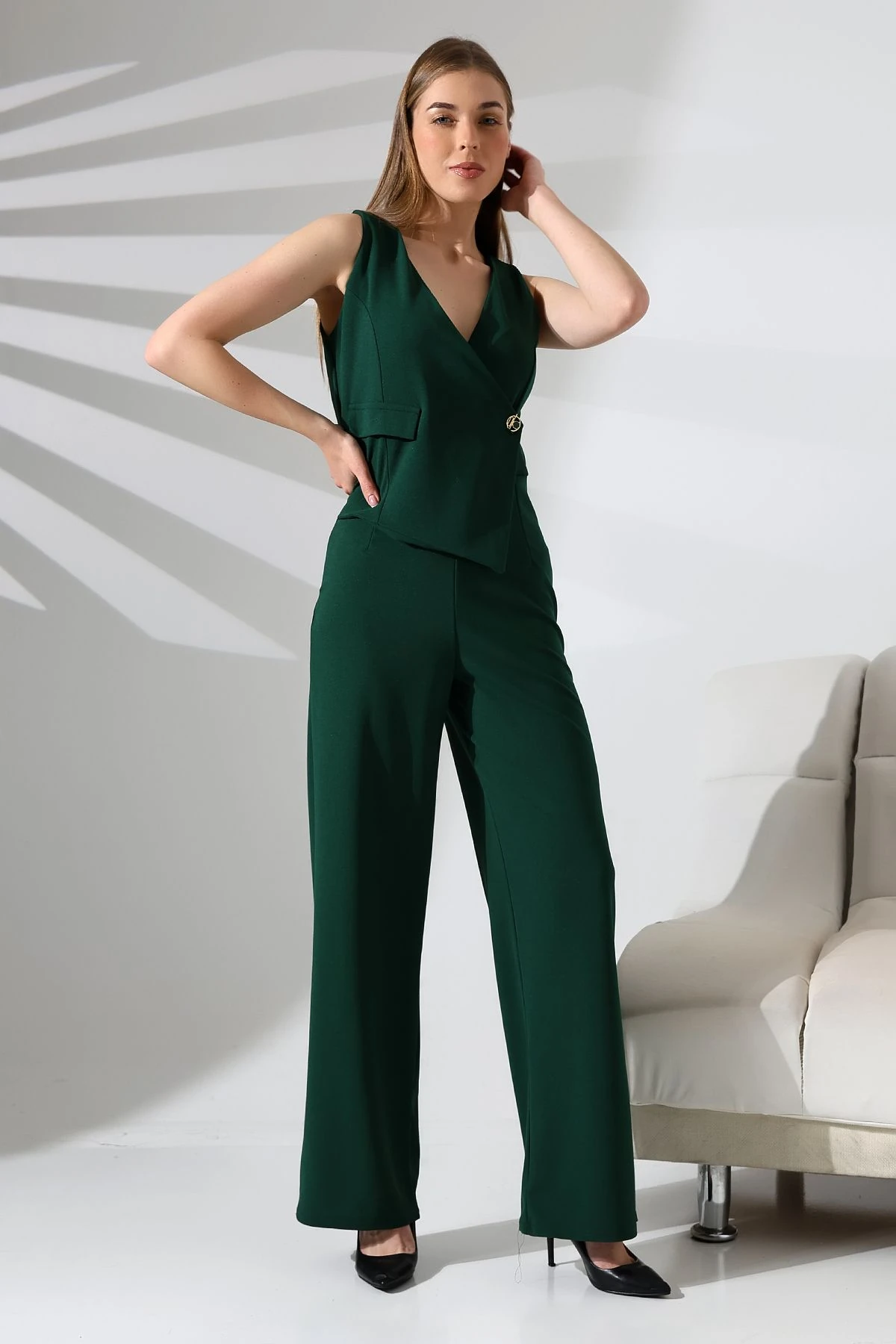 Kadın Kolsuz Kruvaze Yaka Düğme Detaylı Tulum – Modern ve Şık Tasarım - zümrüt yeşili