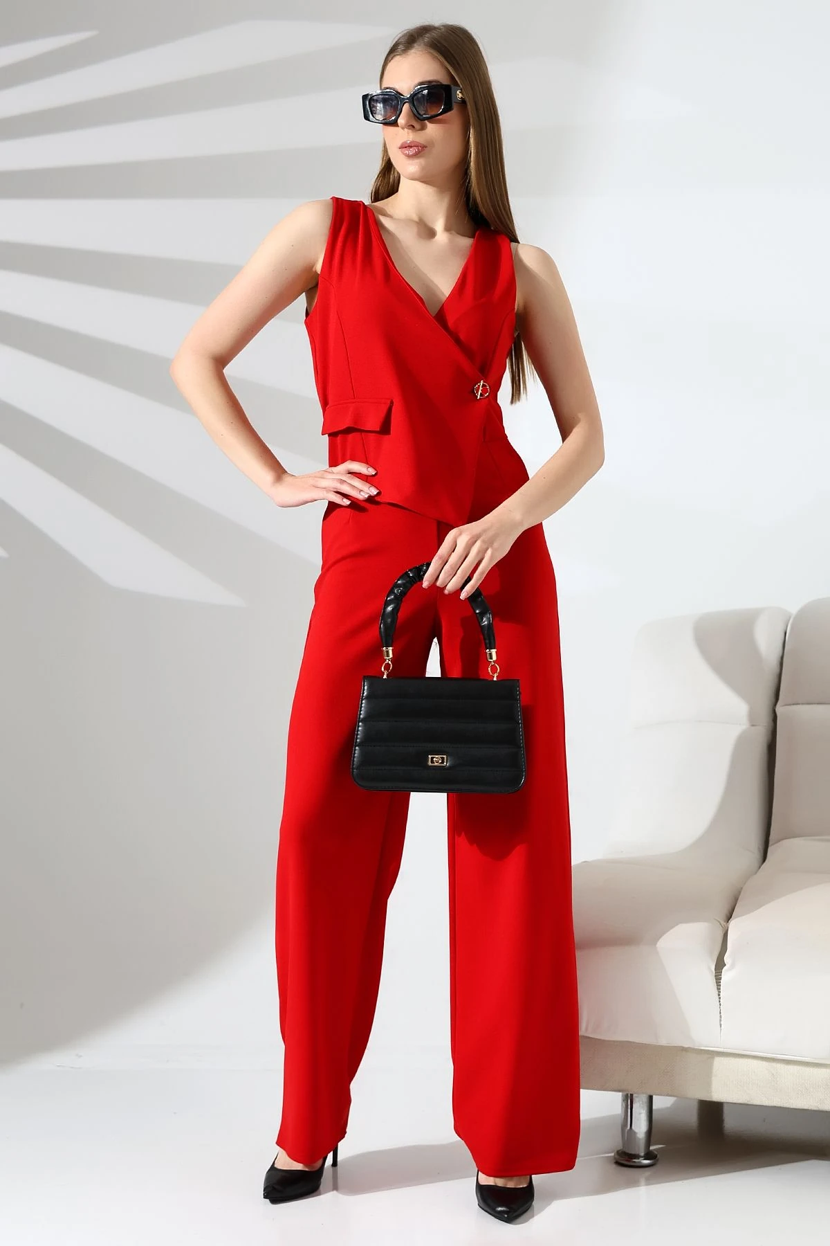 Kadın Kolsuz Kruvaze Yaka Düğme Detaylı Tulum – Modern ve Şık Tasarım - Kırmızı