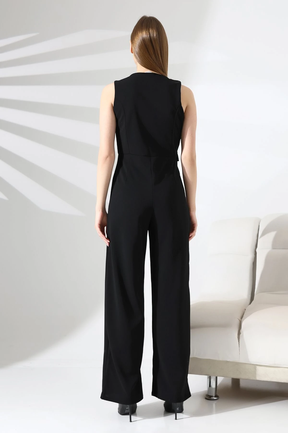 Kadın Kolsuz Kruvaze Yaka Düğme Detaylı Tulum – Modern ve Şık Tasarım - siyah