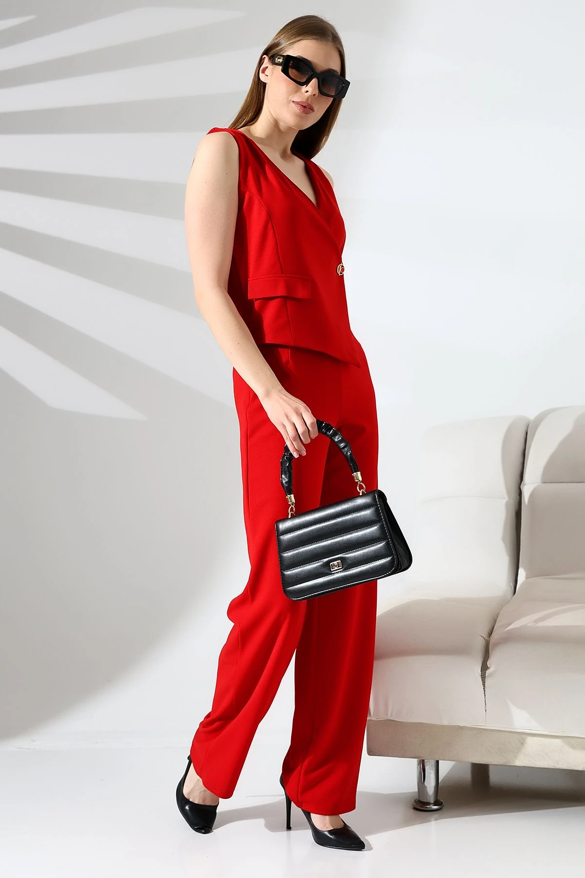 Kadın Kolsuz Kruvaze Yaka Düğme Detaylı Tulum – Modern ve Şık Tasarım - Kırmızı