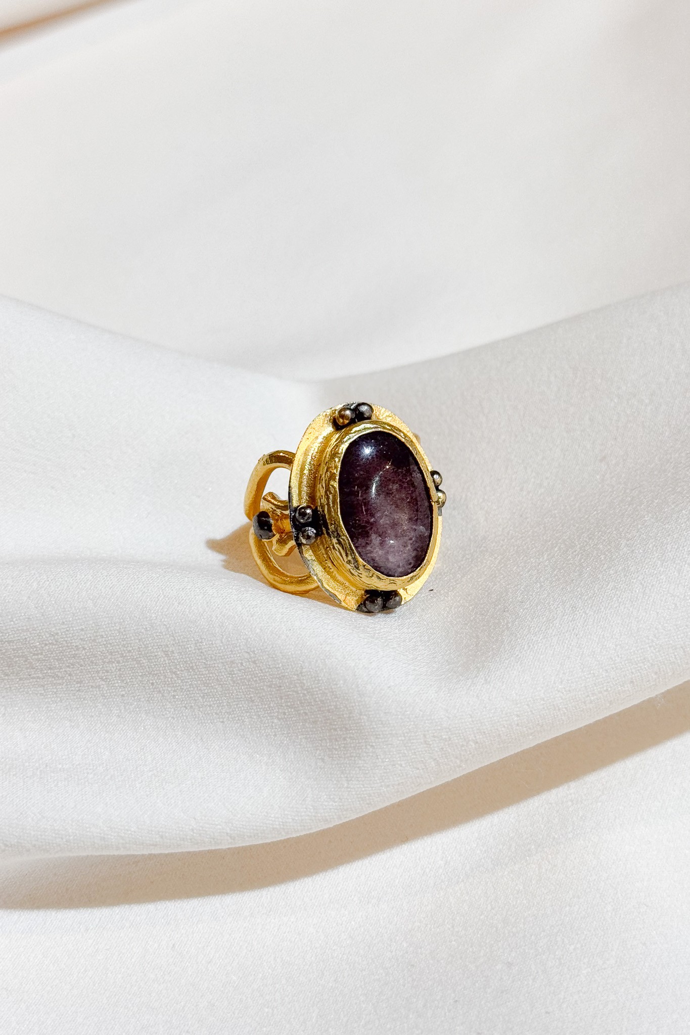 "Sacred Violet" Yüzük