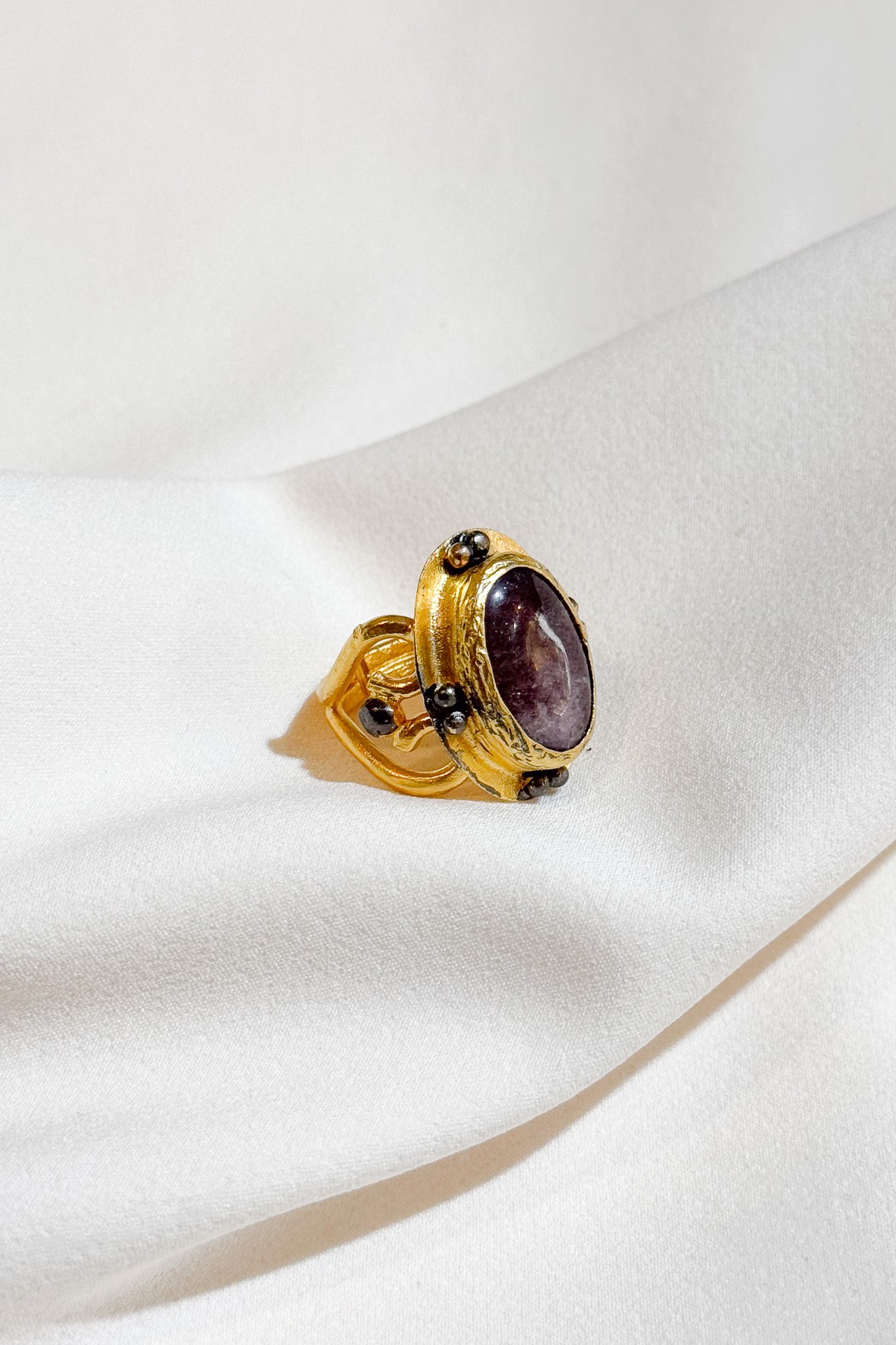 "Sacred Violet" Yüzük