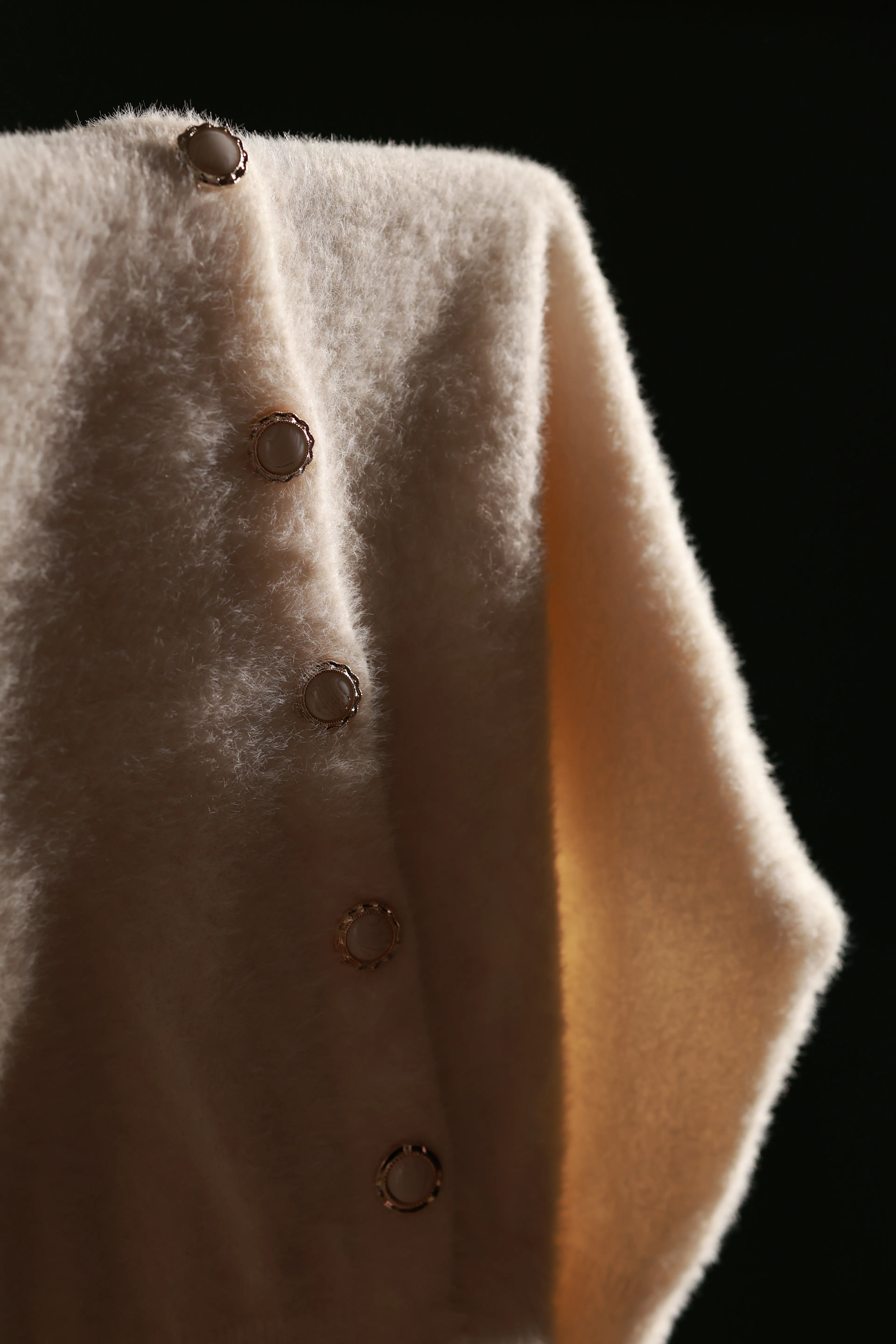 TÜYLÜ DÜĞMELİ HIRKA