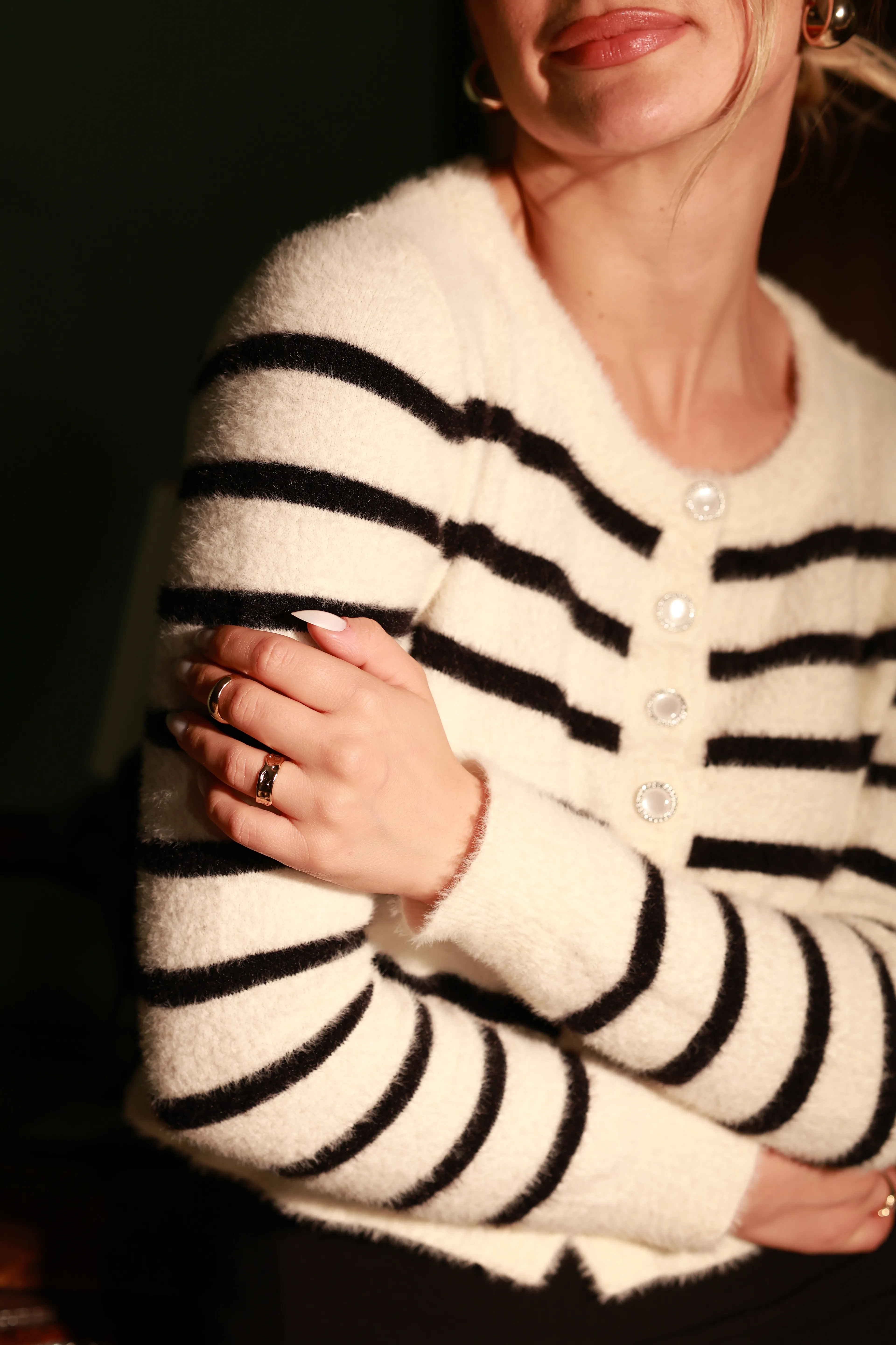 TÜYLÜ ÇİZGİLİ DÜĞMELİ HIRKA