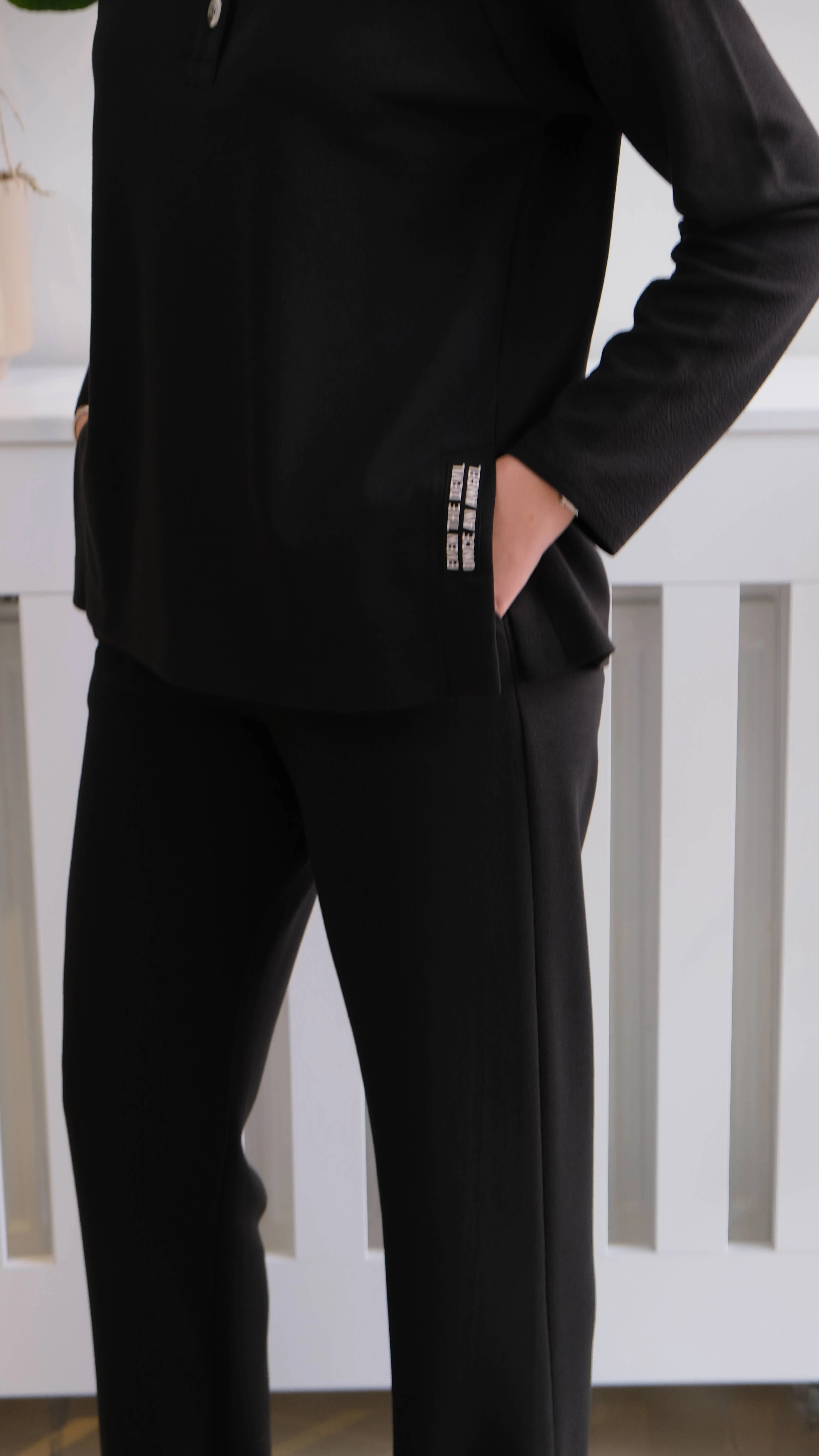 Üst Yarım Düğmeli Yakalı Pantolon Paçalar Yırtmaçlı Takım