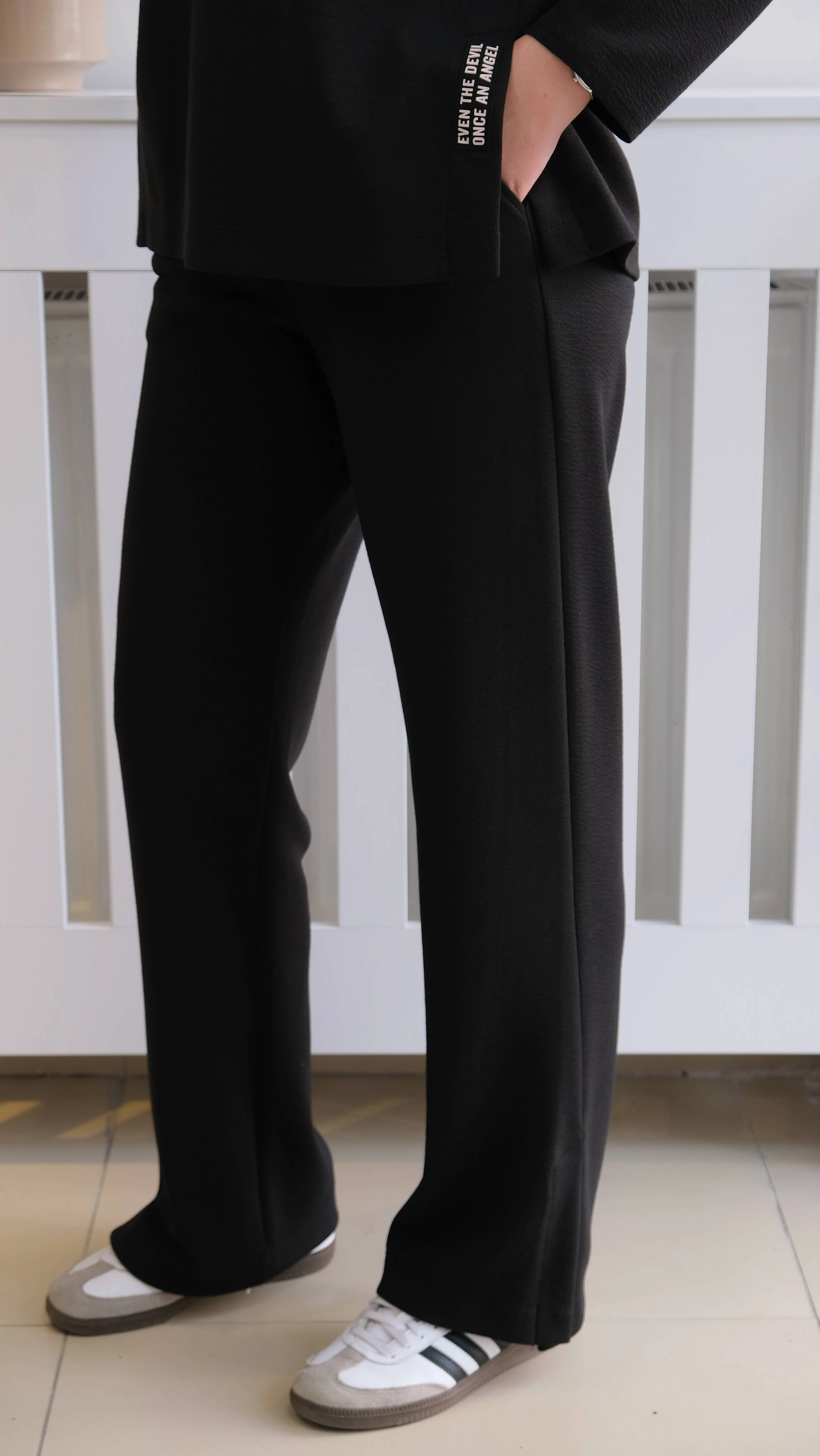 Üst Yarım Düğmeli Yakalı Pantolon Paçalar Yırtmaçlı Takım