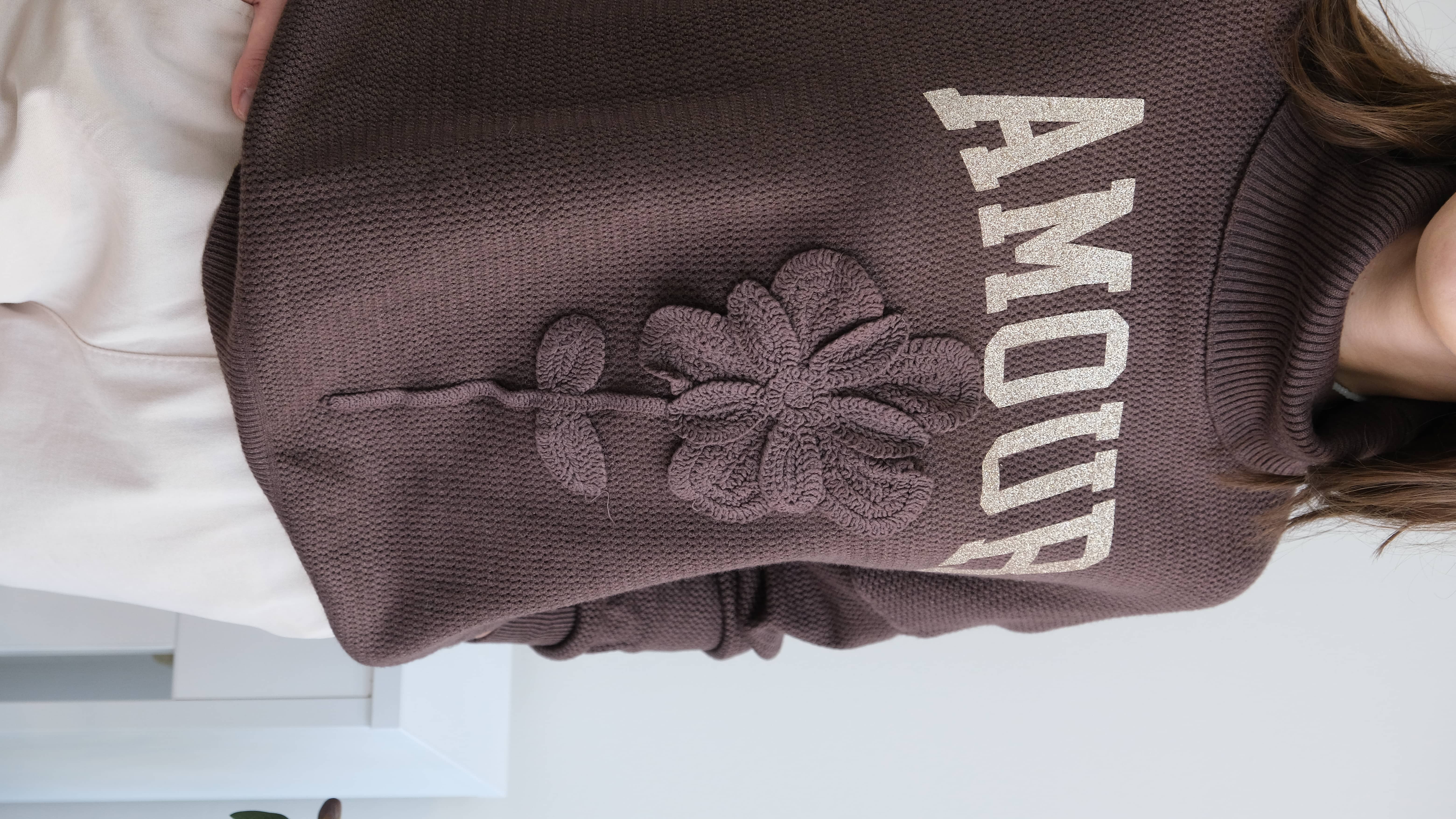 İtalyan Gold Amour Yazılı Gül Kabartmalı Degaje Yaka Triko 