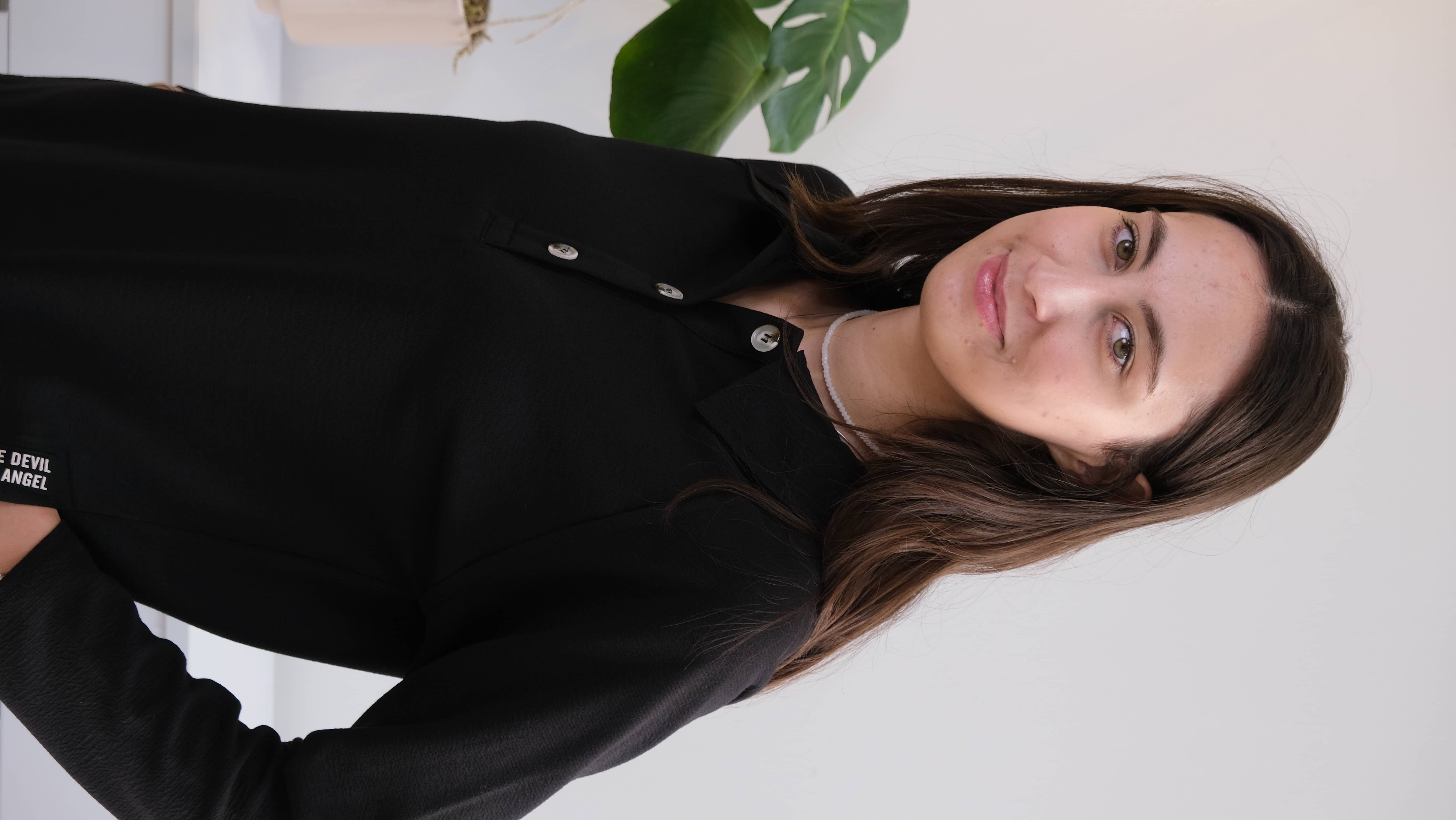 Üst Yarım Düğmeli Yakalı Pantolon Paçalar Yırtmaçlı Takım