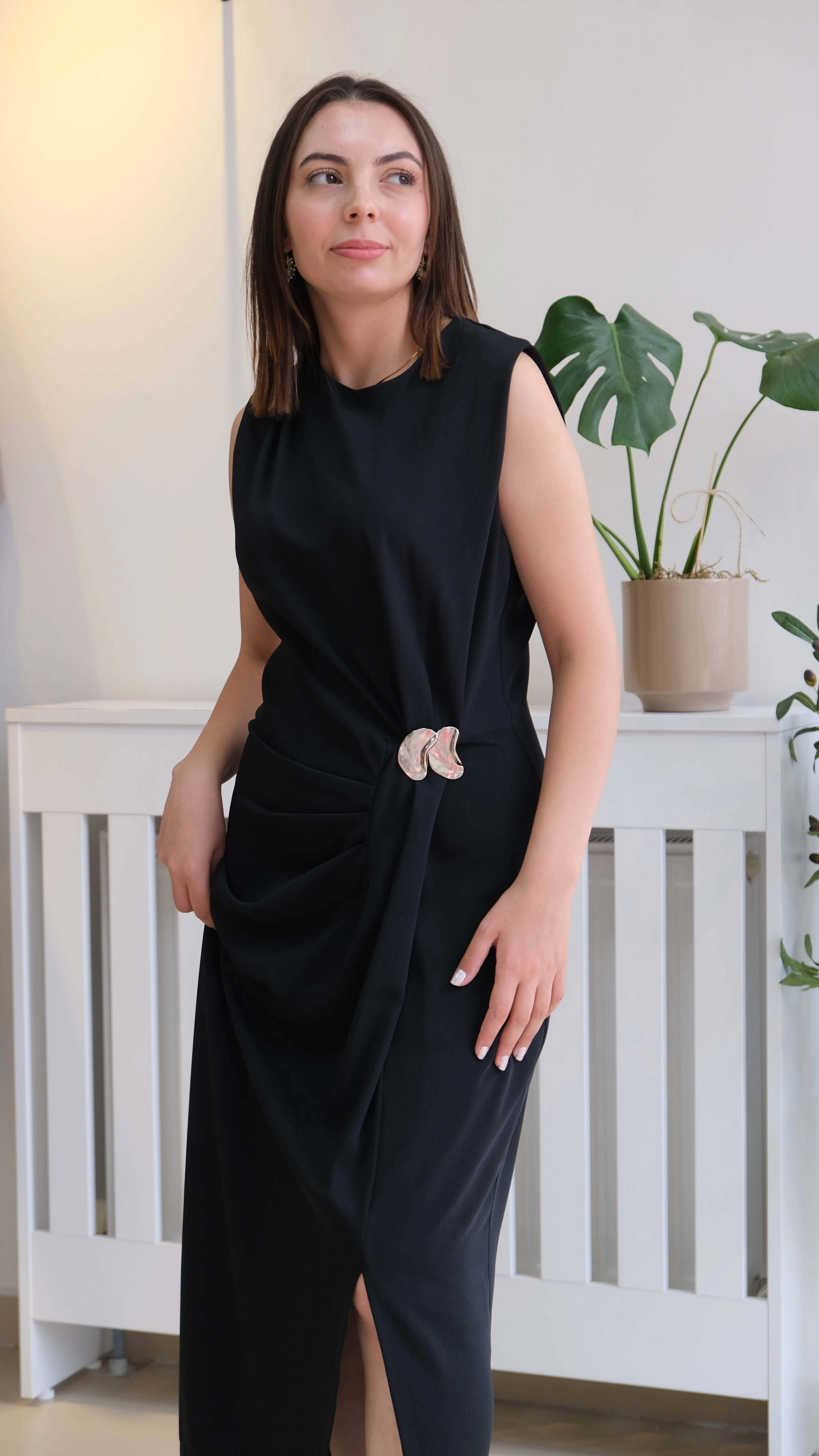 Kolsuz Yan Pileli Elbise - Siyah