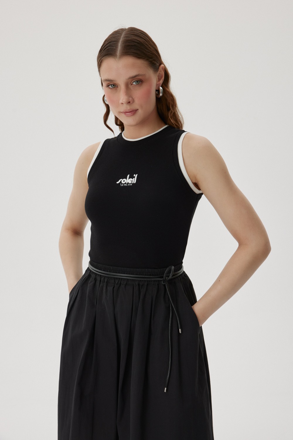 NAKIŞLI BİYE DETAYLI KOLSUZ BODY
