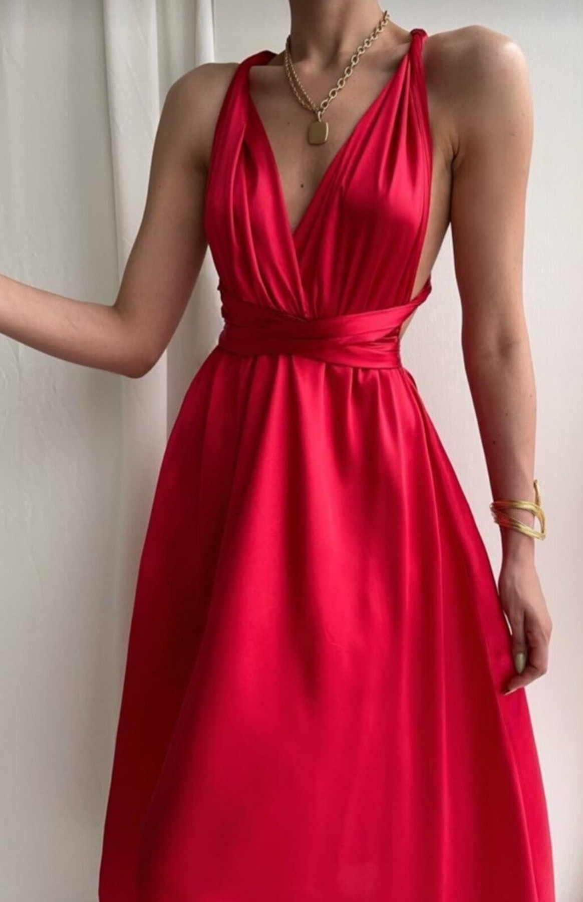Kırmızı Sırtı Bağlamalı Saten Elbise