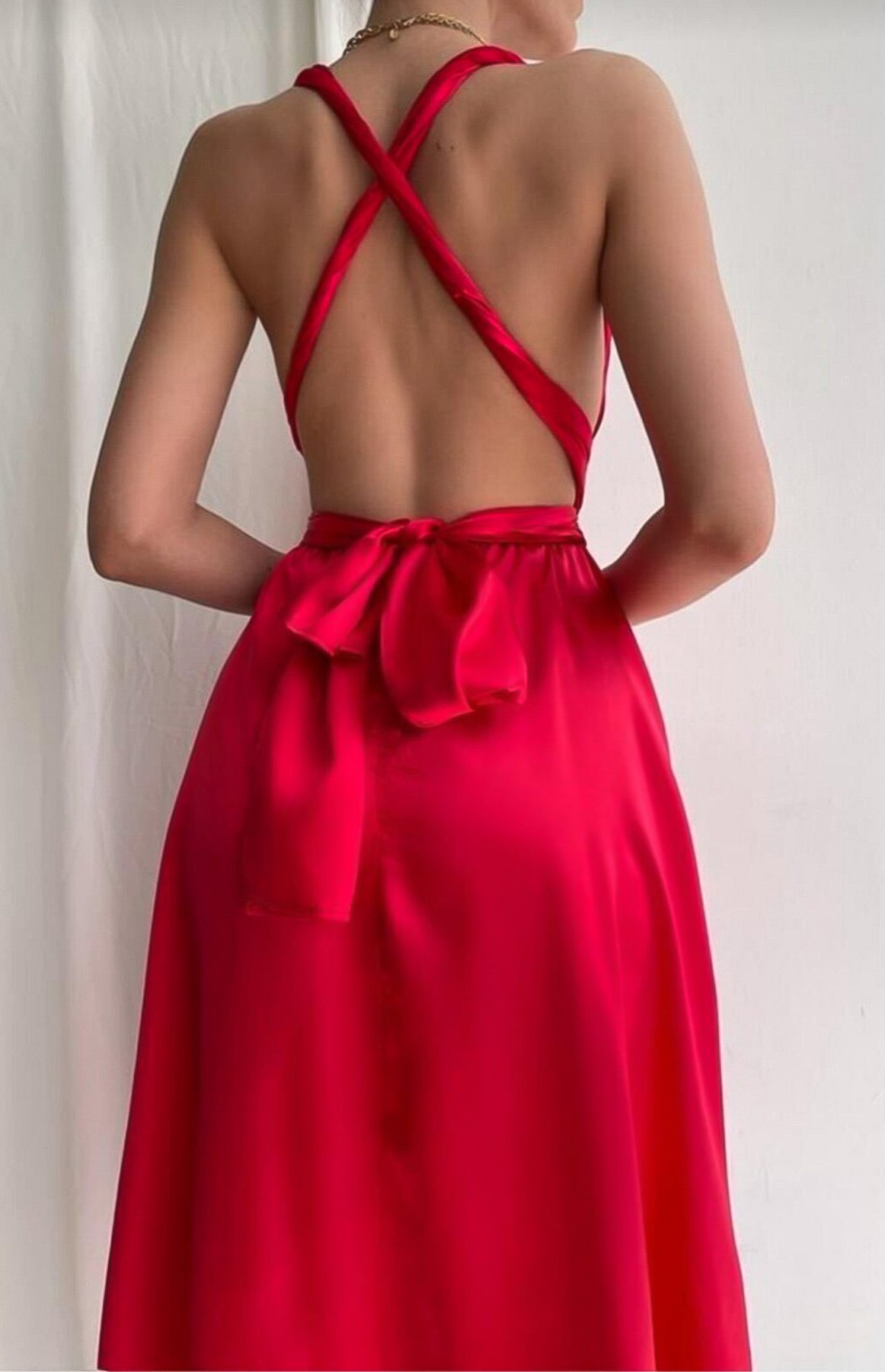 Kırmızı Sırtı Bağlamalı Saten Elbise