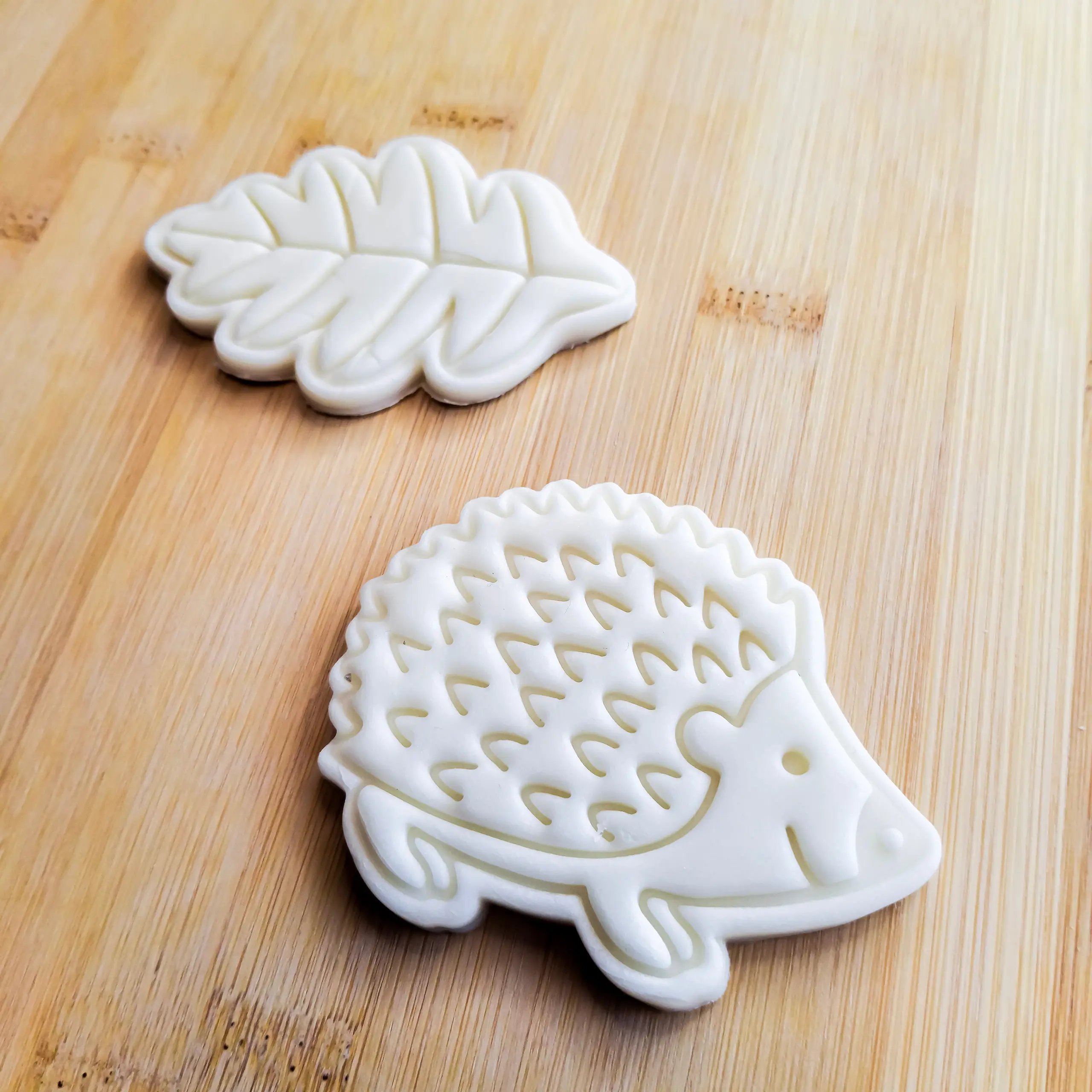 Orman Kirpisi & Meşe Yaprağı Kurabiye Seti (2 Parça 8-9 cm)