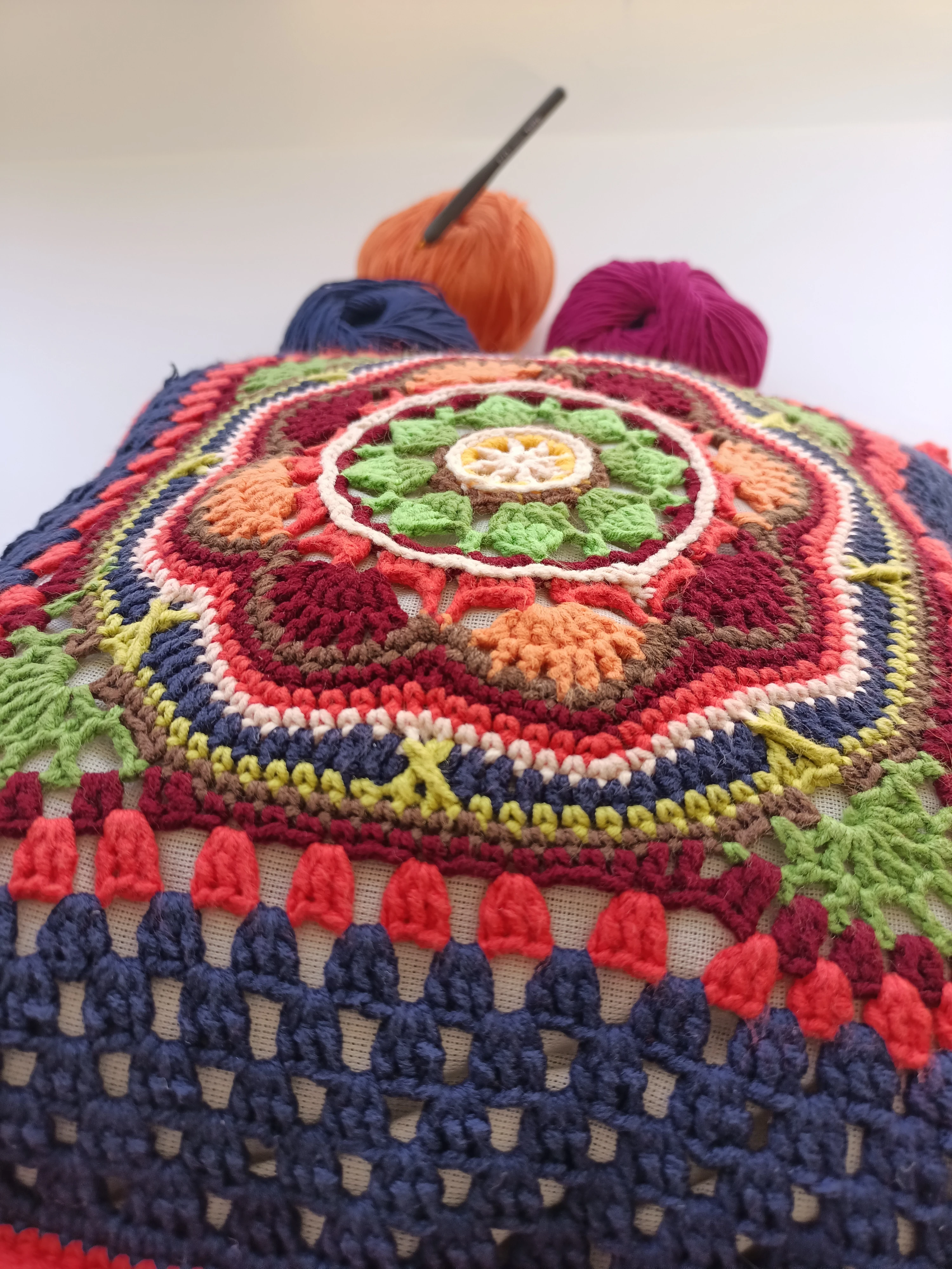 Nar Çiçeği Mandala Kırlent