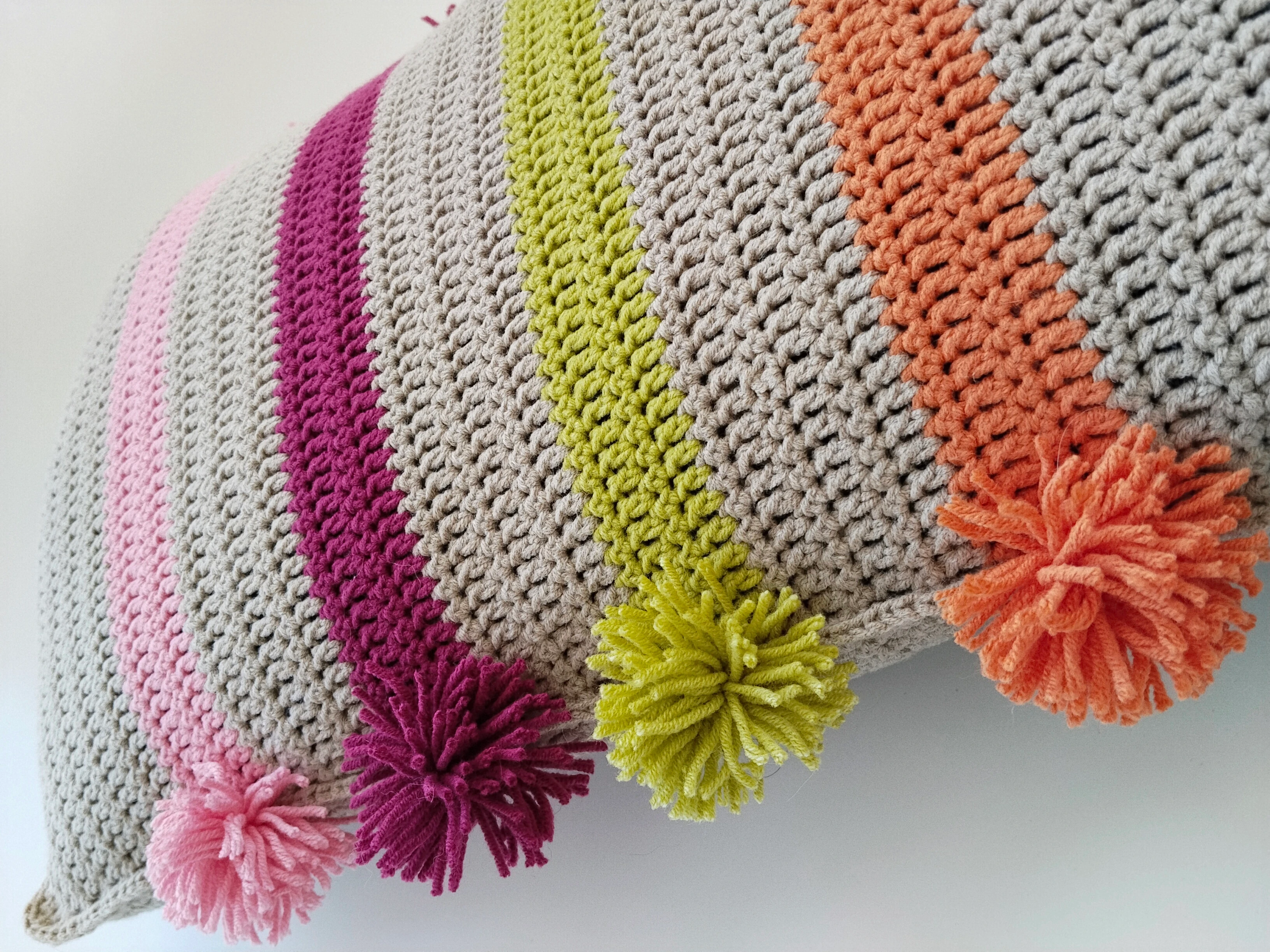 Ponponlu Uzun Kırlent