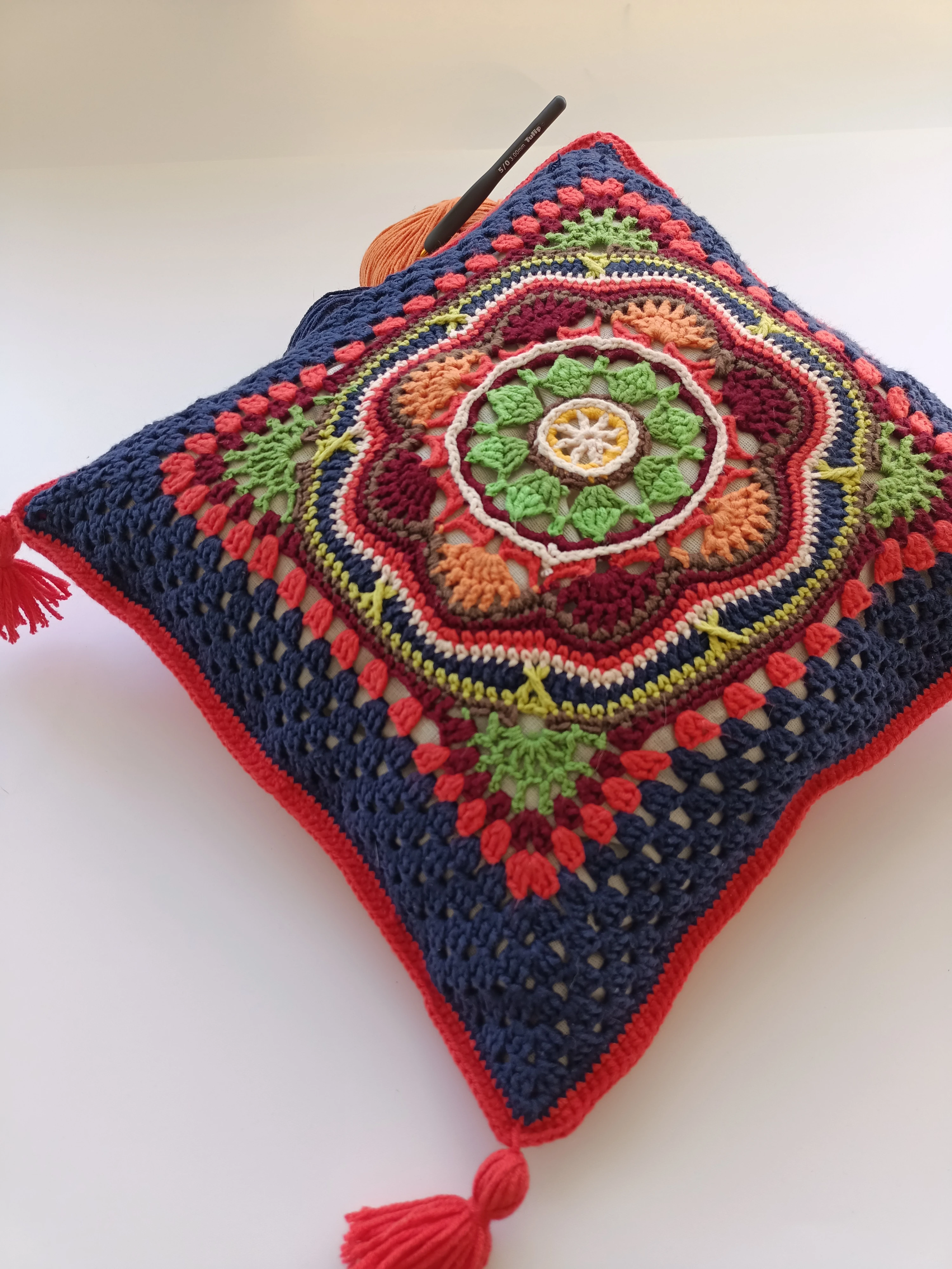 Nar Çiçeği Mandala Kırlent