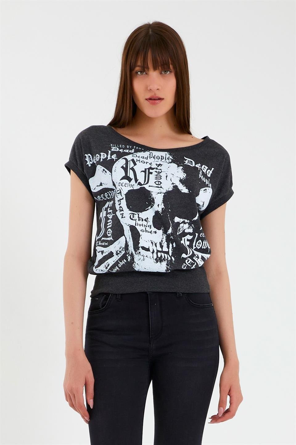 Kadın Kuru Kafa Baskılı Geniş Yakalı T-shirt  Antrasit