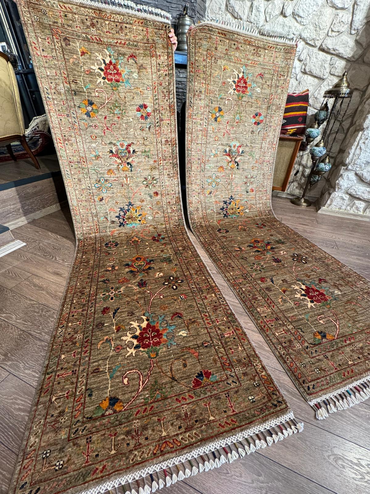 Vannaxonada turgan holda mushukini yuvayotgan ayol surati