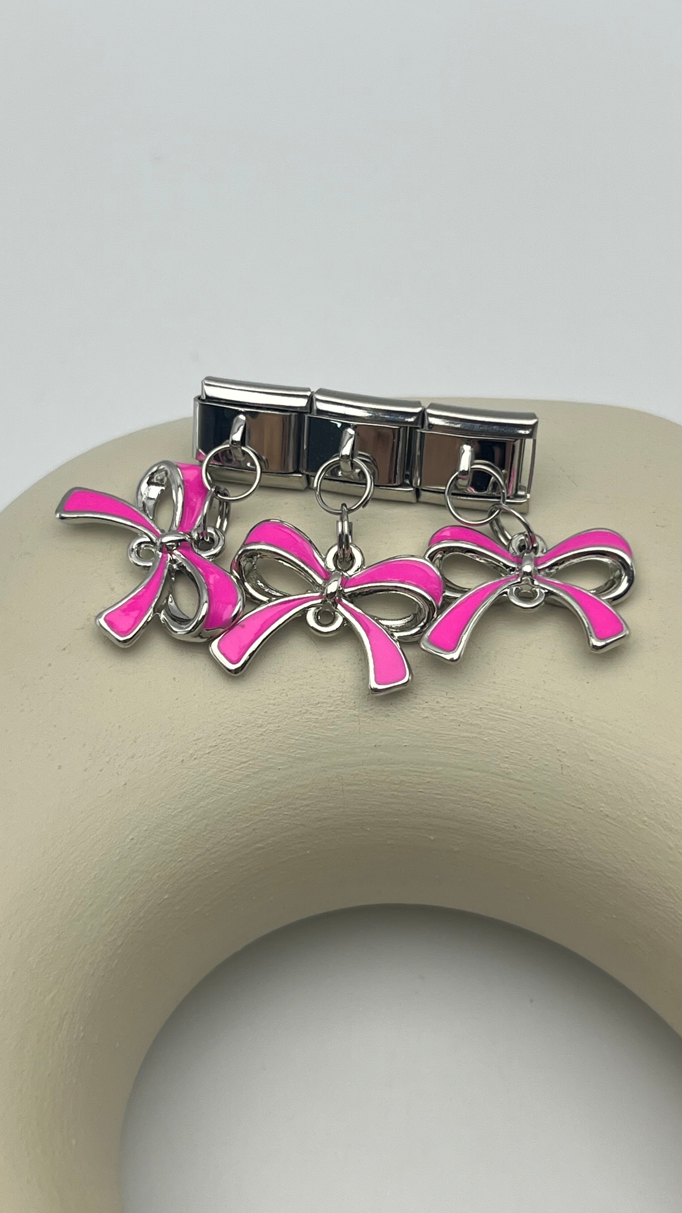 nomi charm