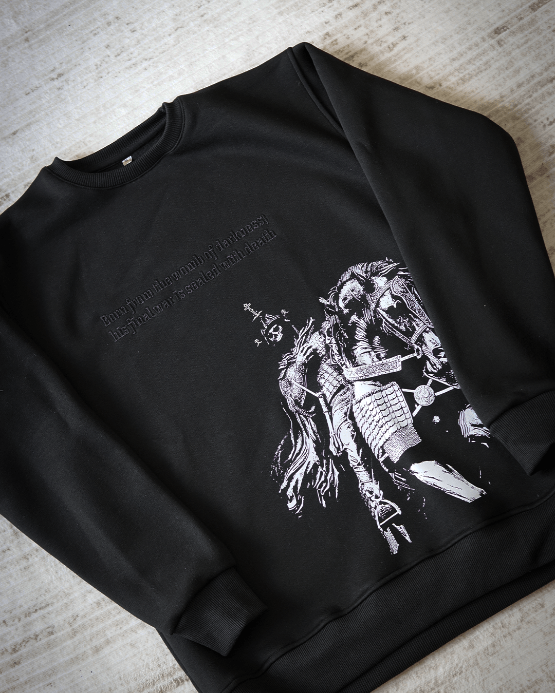 Born from the womb of darkness;  his final war is sealed with death  Ön Nakış& Baskılı Warrior Series    (Unisex Sweatshirt)