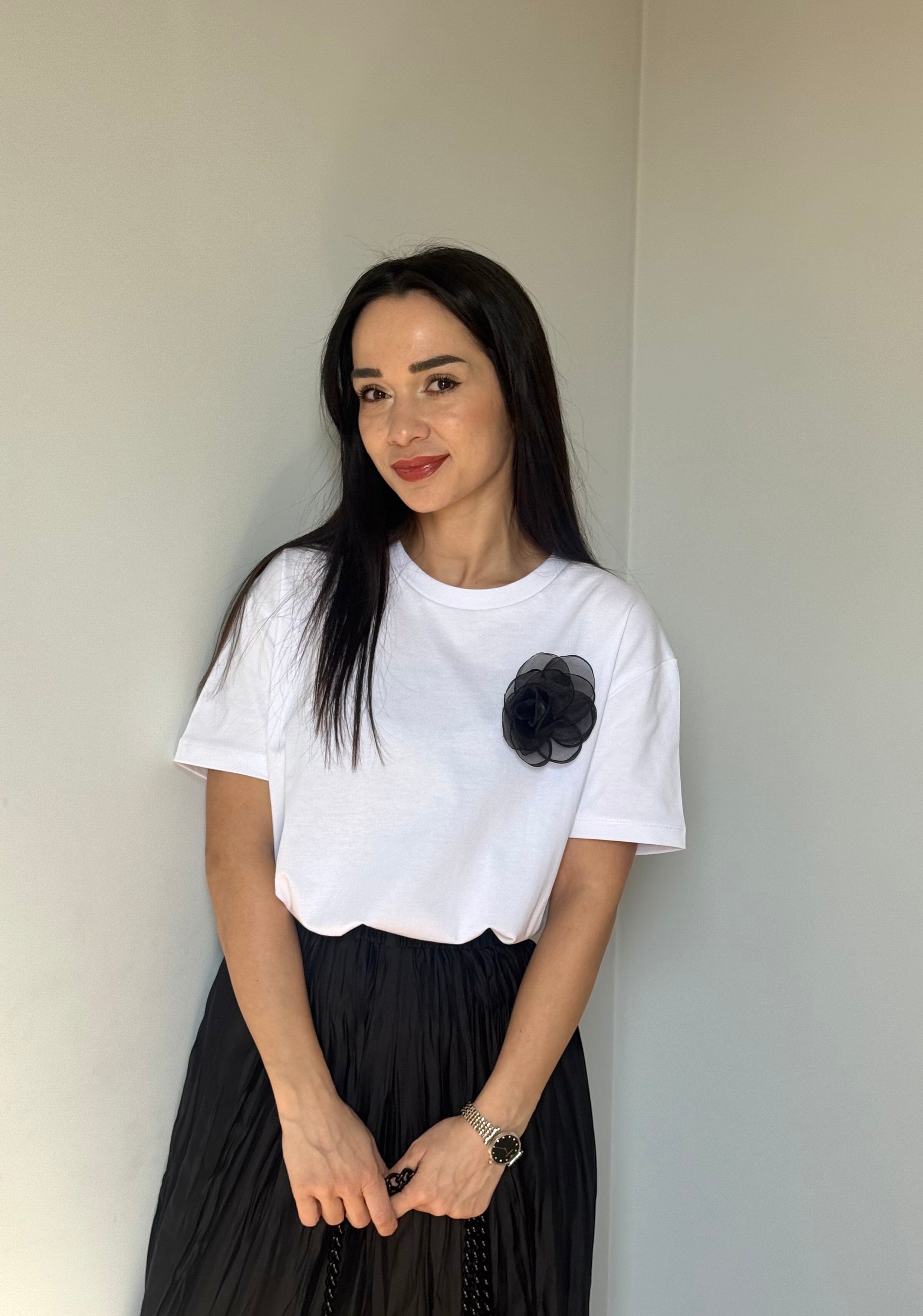 Siyah Gül Detaylı Tişört