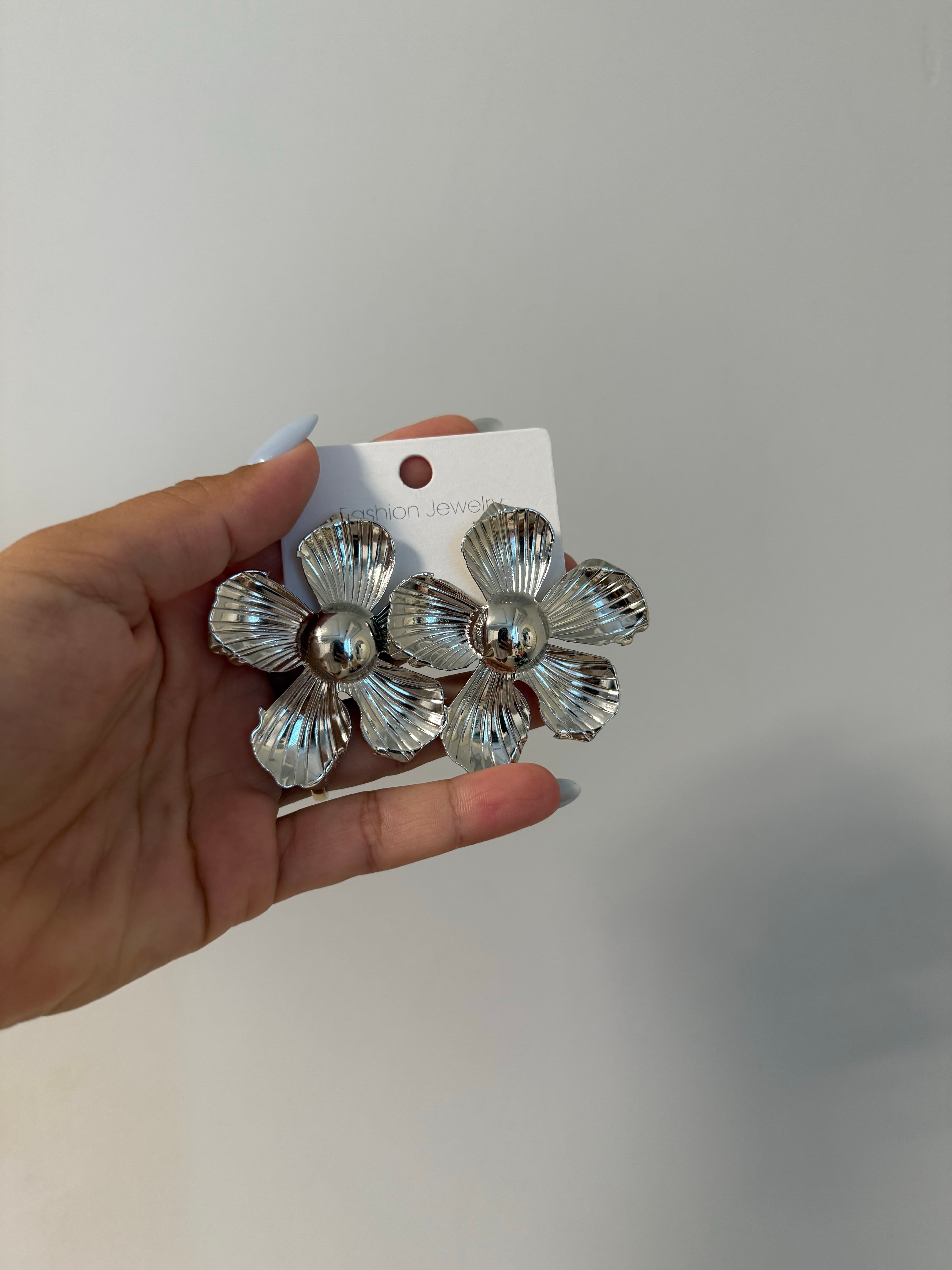 Metal Çiçekli Küpe