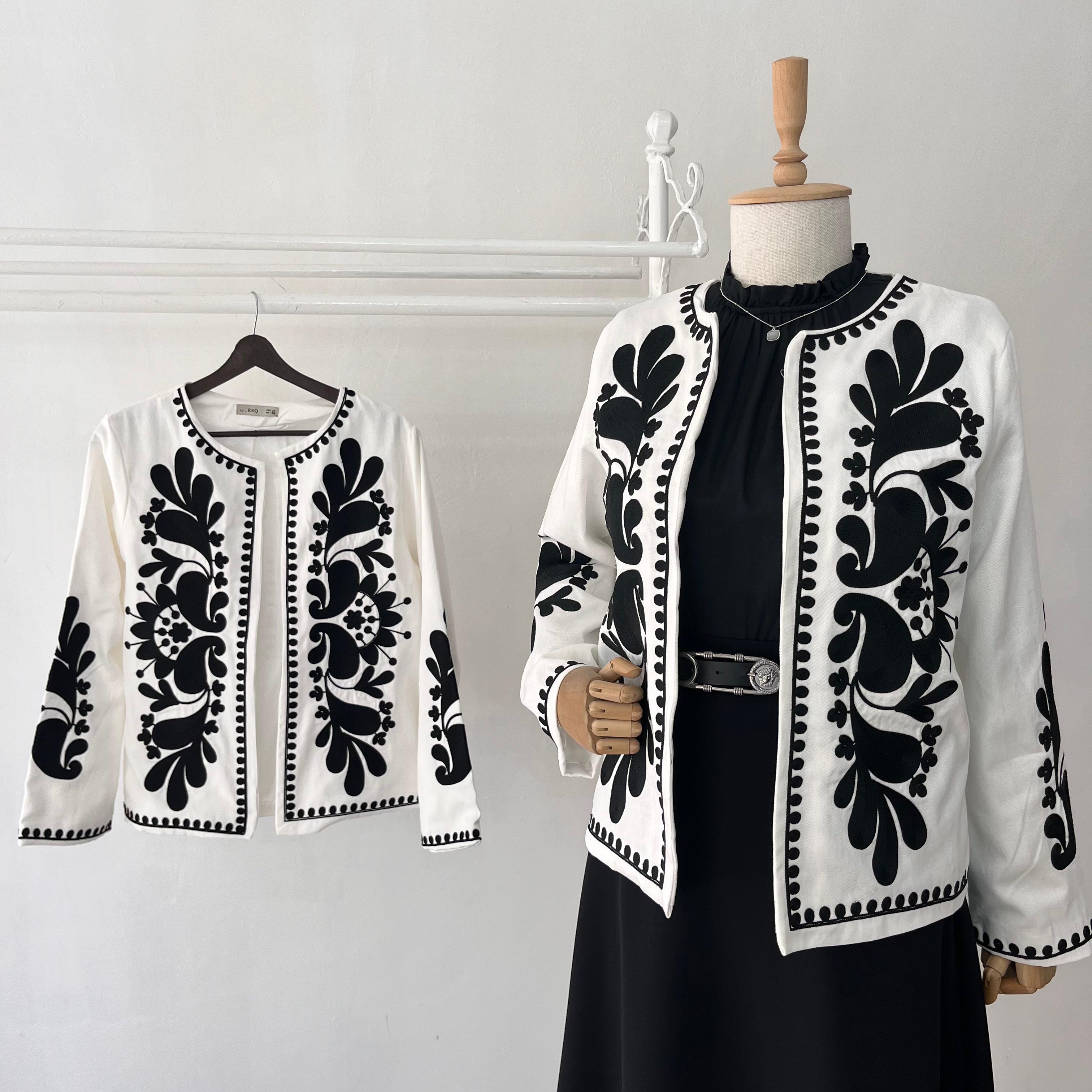 Siyah Nakışlı Beyaz Ceket