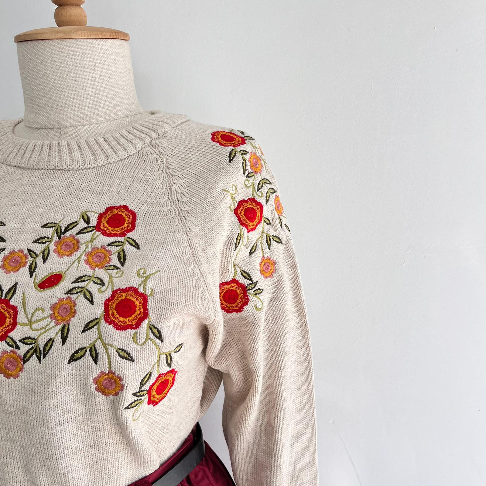 Çiçek Nakışlı Taş Rengi Kazak