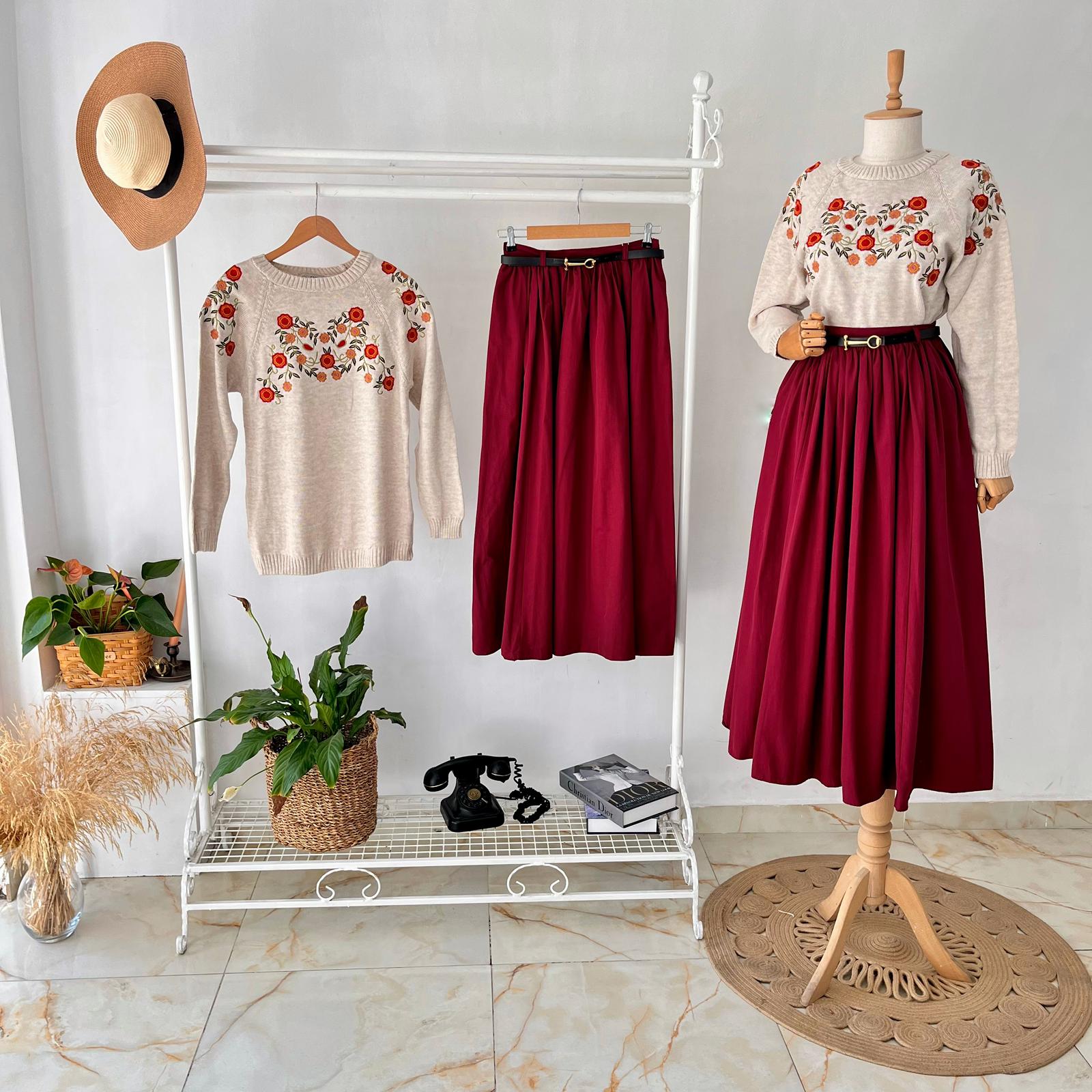 Çiçek Nakışlı Taş Rengi Kazak