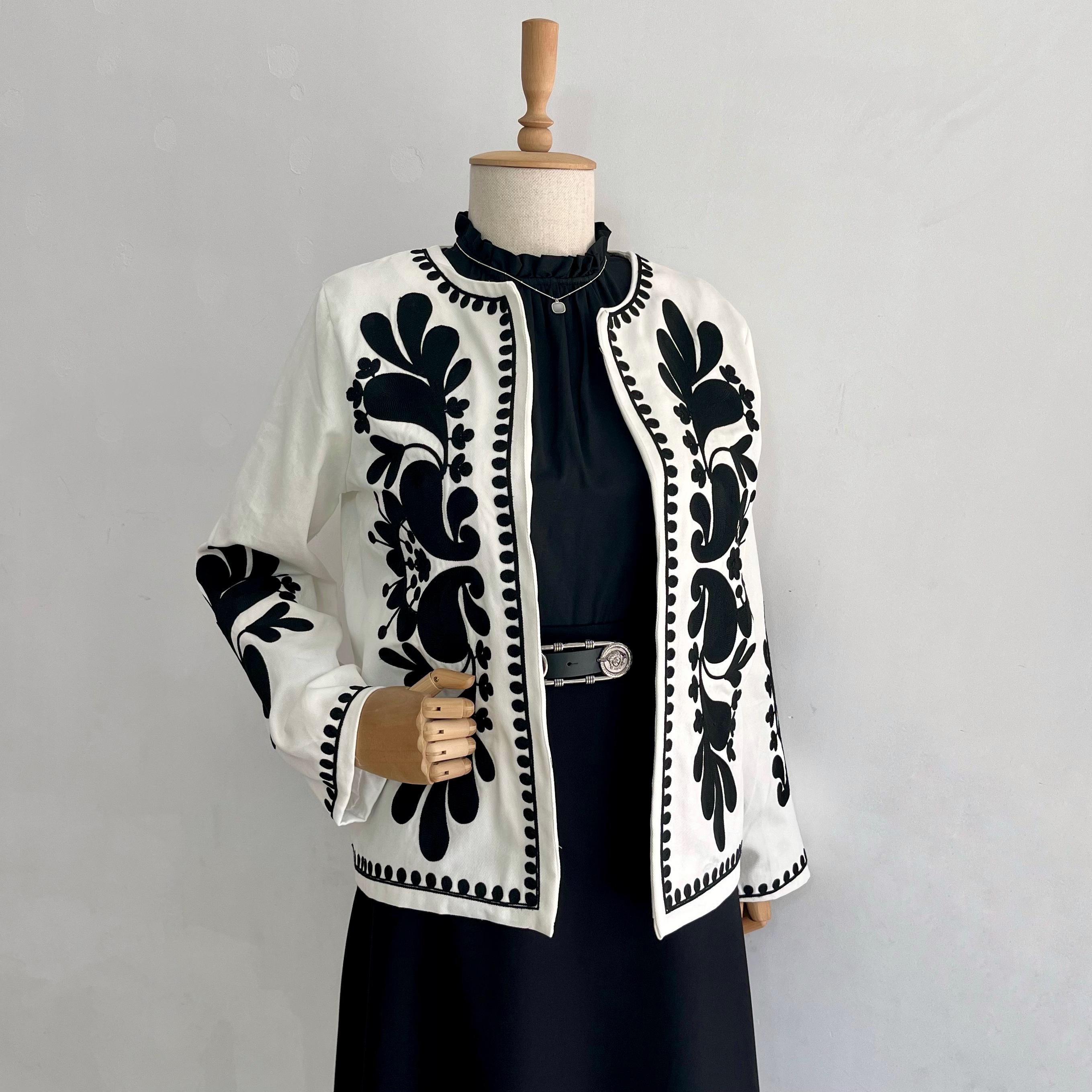 Siyah Nakışlı Beyaz Ceket