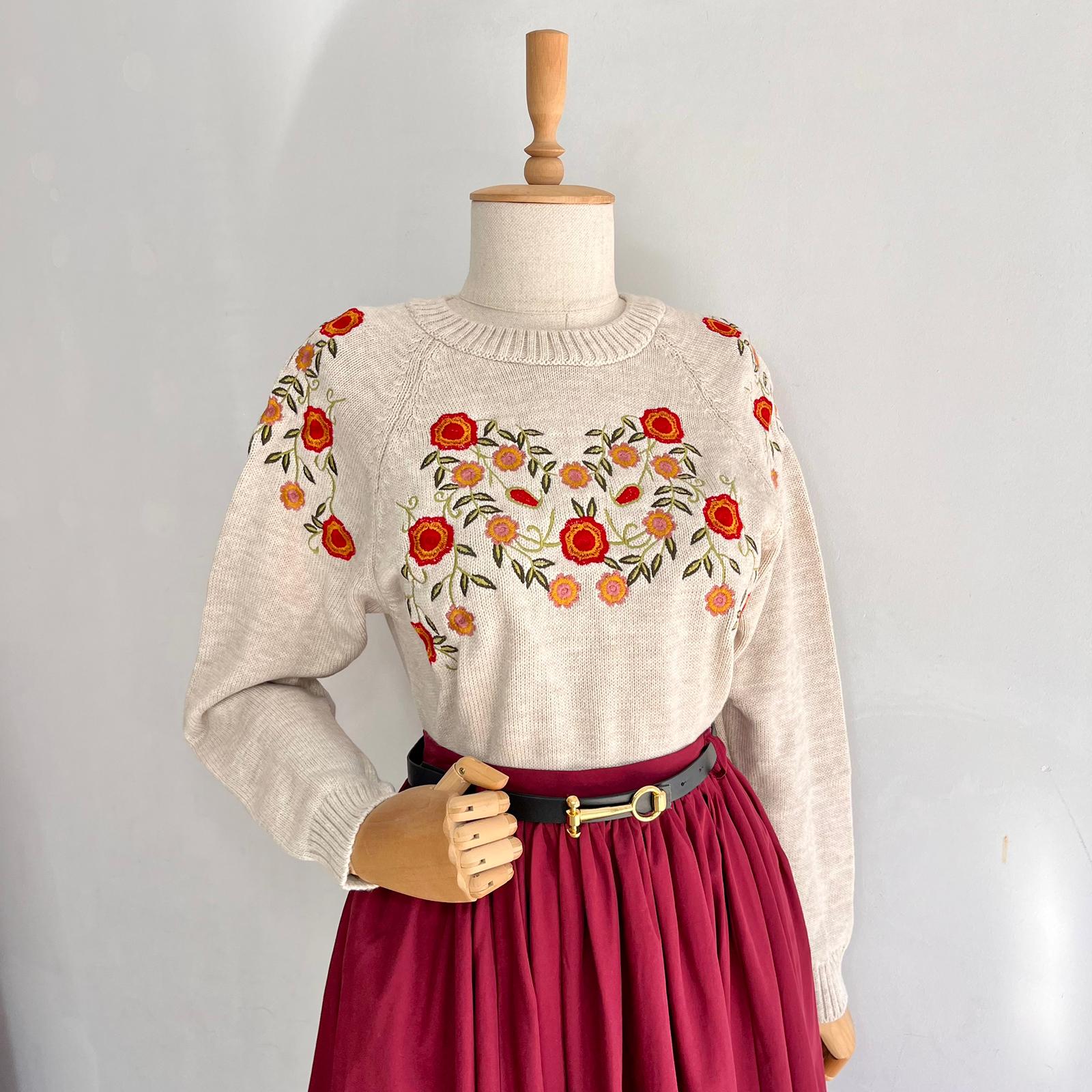 Çiçek Nakışlı Taş Rengi Kazak