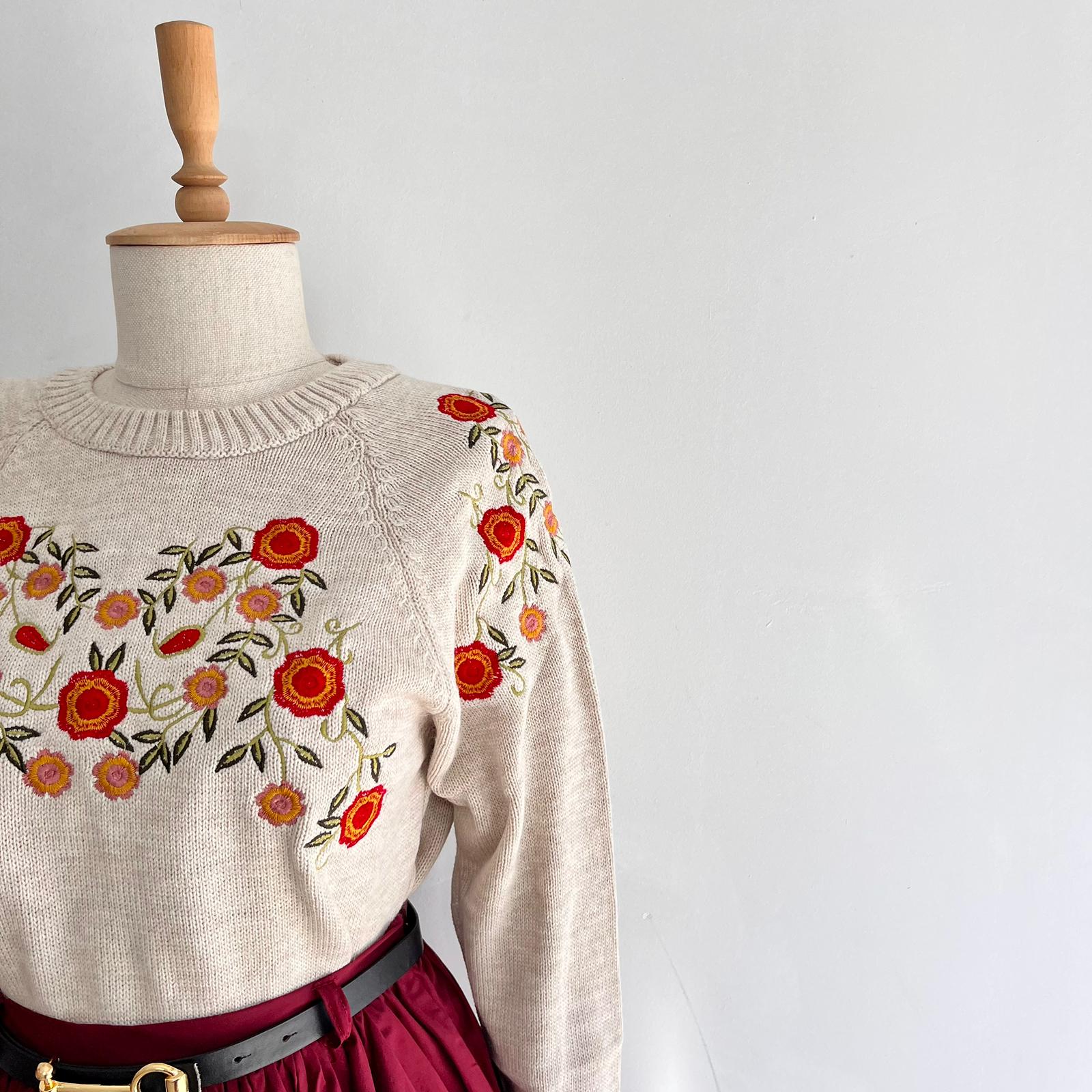 Çiçek Nakışlı Taş Rengi Kazak