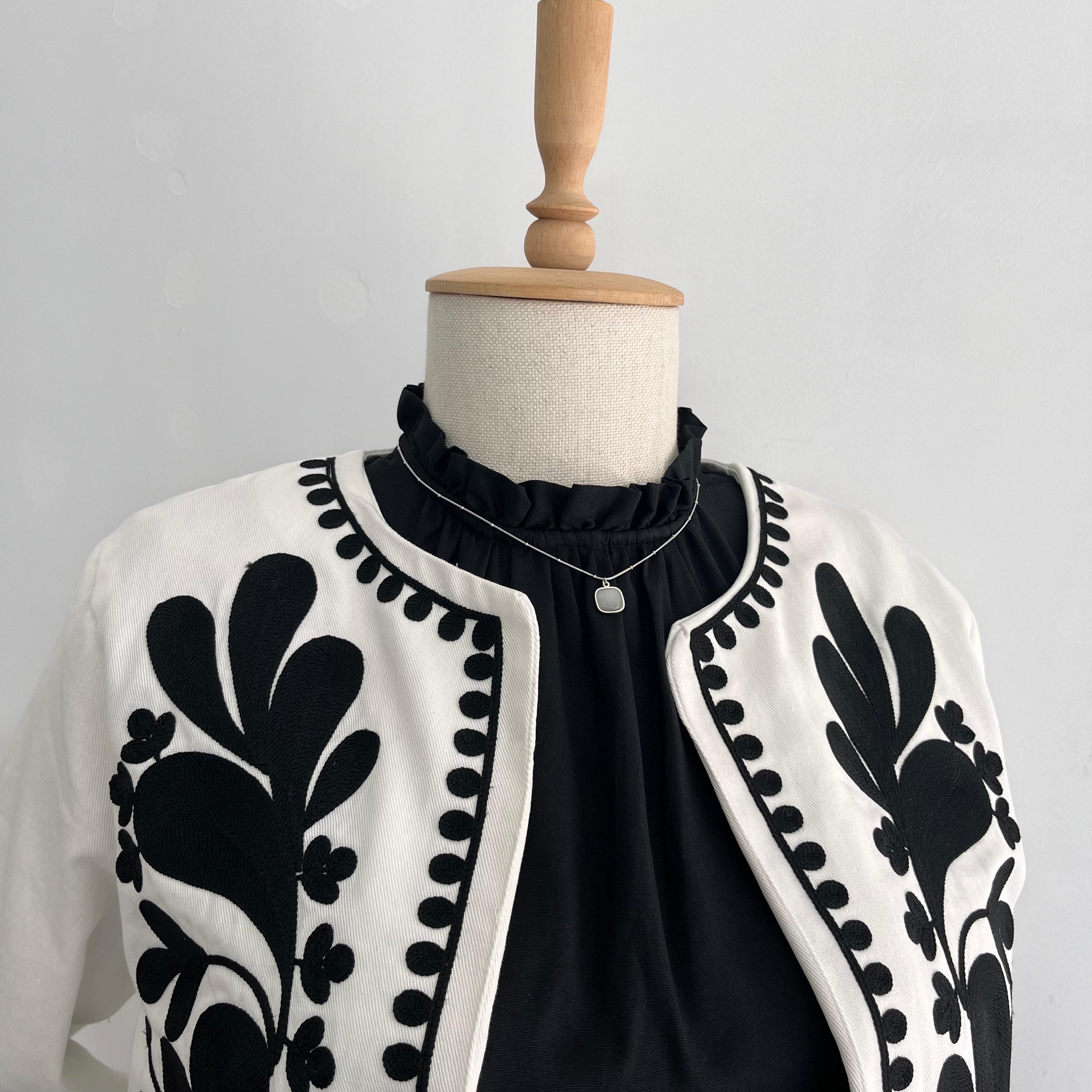 Siyah Nakışlı Beyaz Ceket