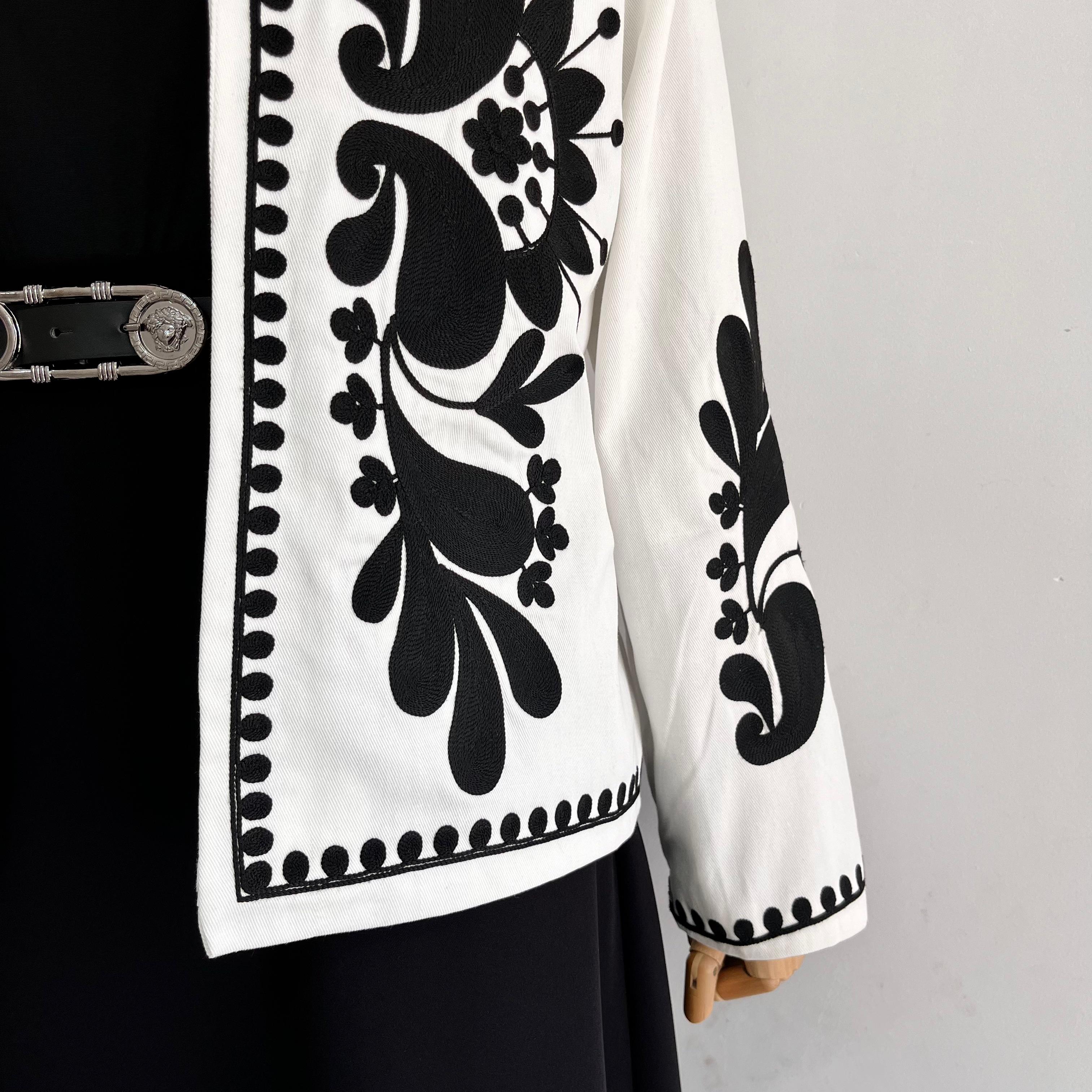 Siyah Nakışlı Beyaz Ceket