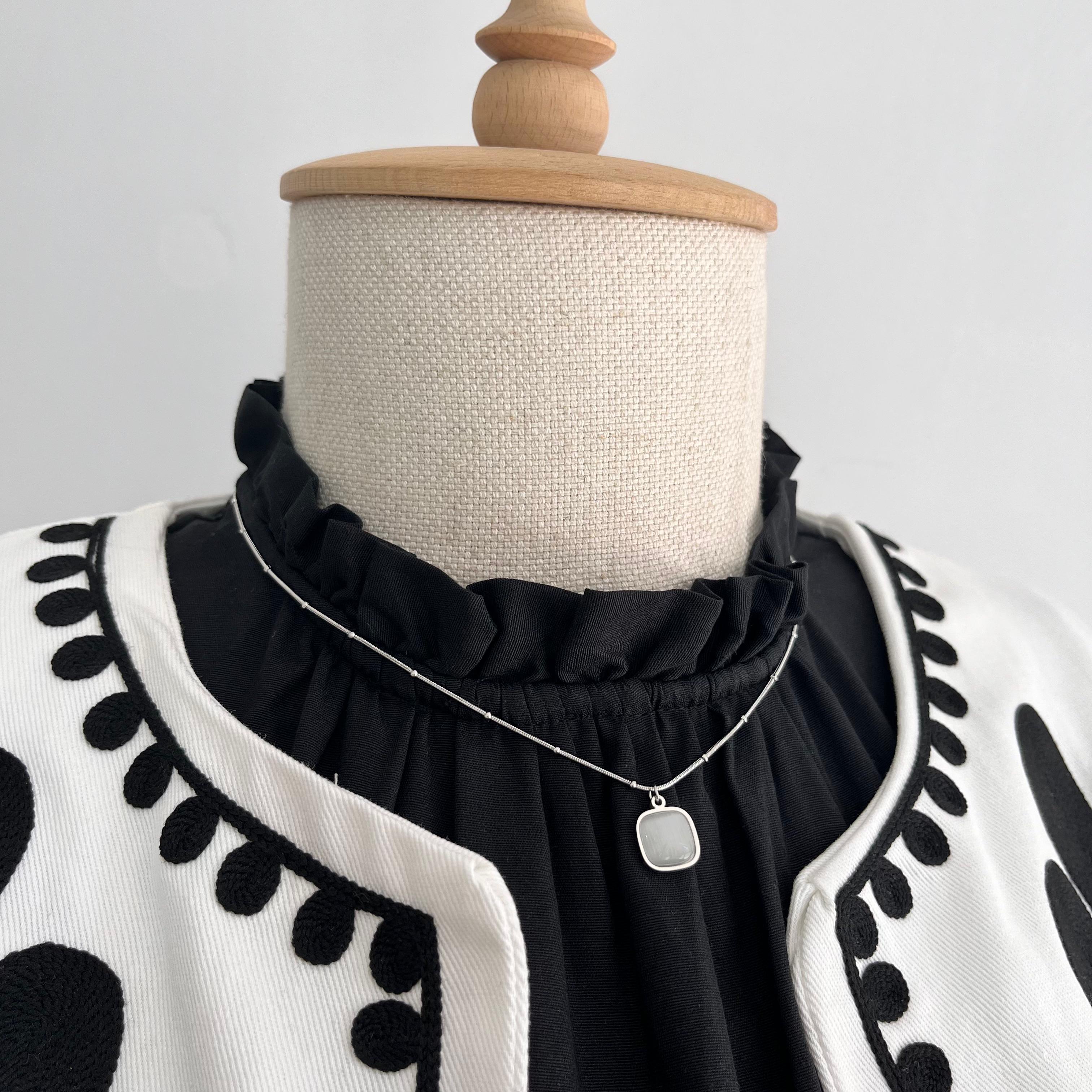 Siyah Nakışlı Beyaz Ceket