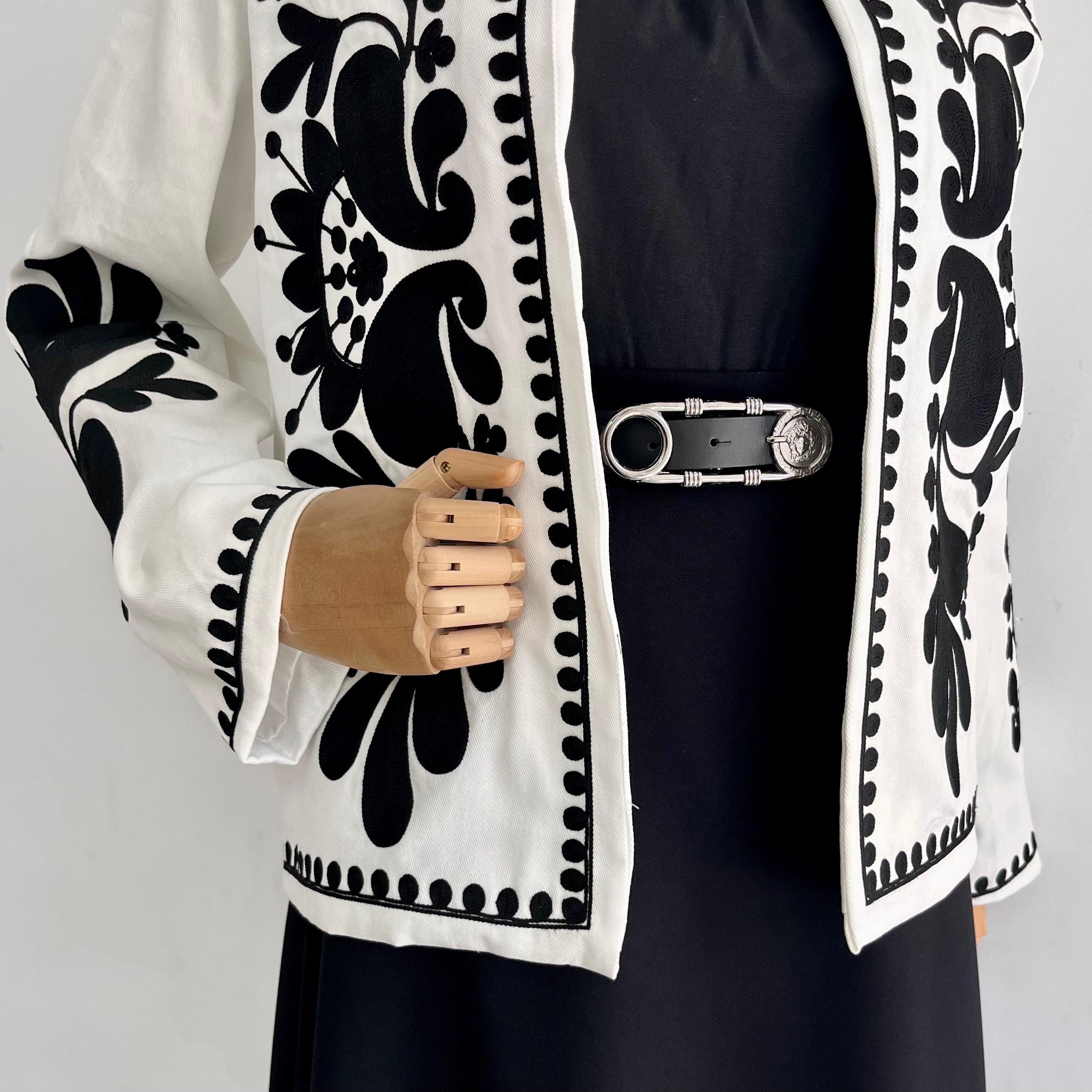 Siyah Nakışlı Beyaz Ceket