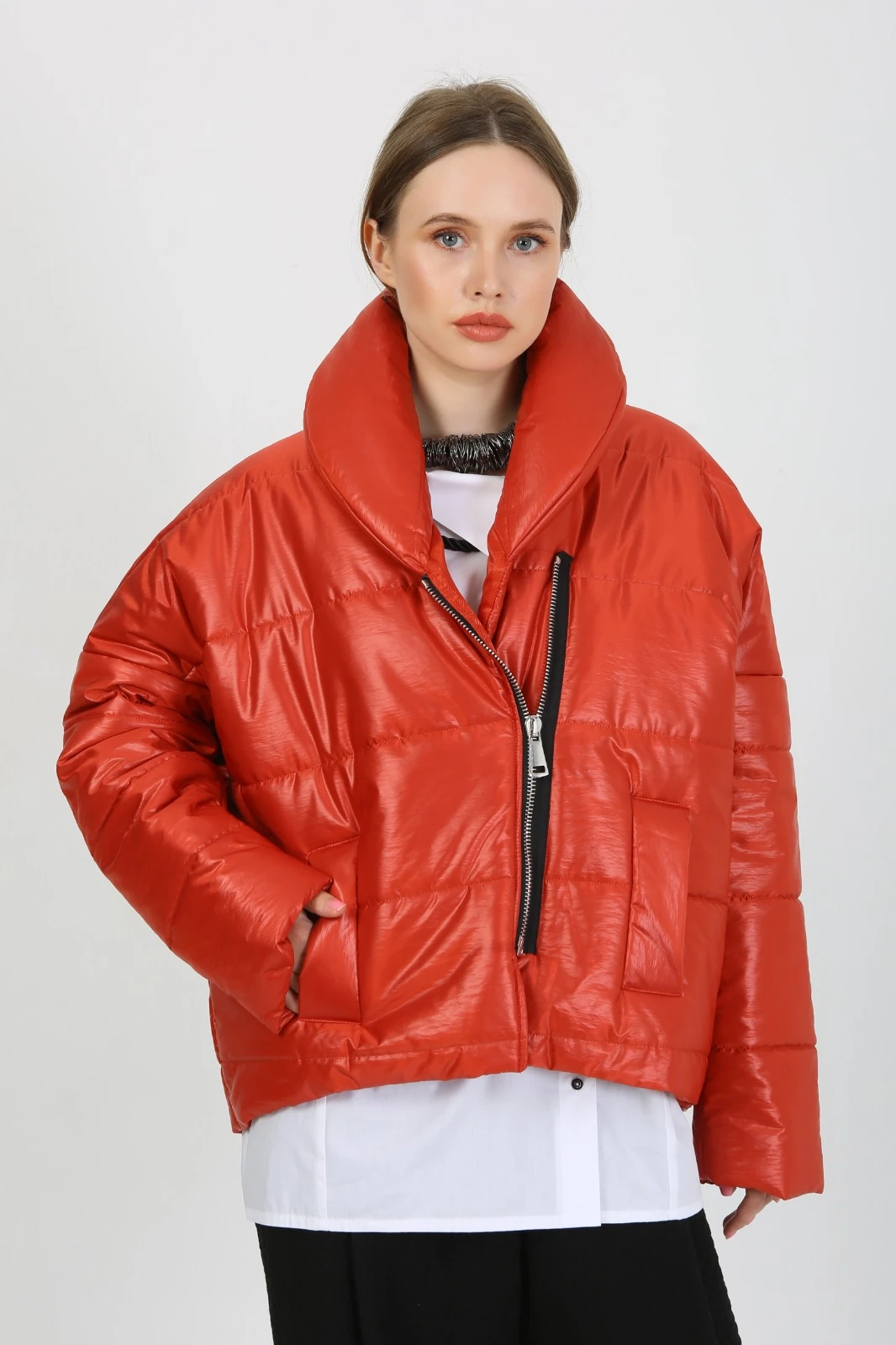 Kadın Parlak Kumaş Asimetrik Fermuarlı Şişme Mont