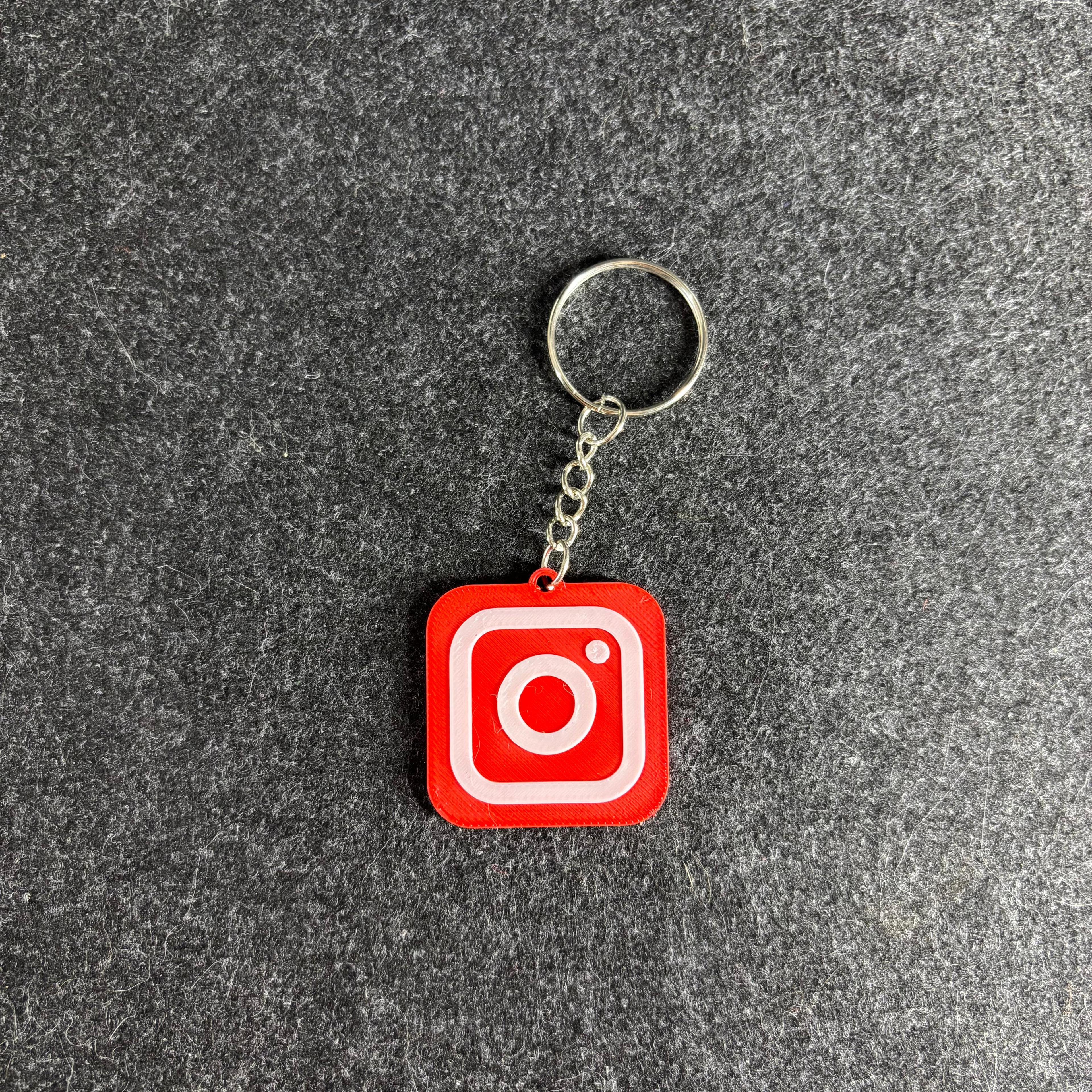 Profilin Cebinde: Instagram Logolu Akıllı Anahtarlık