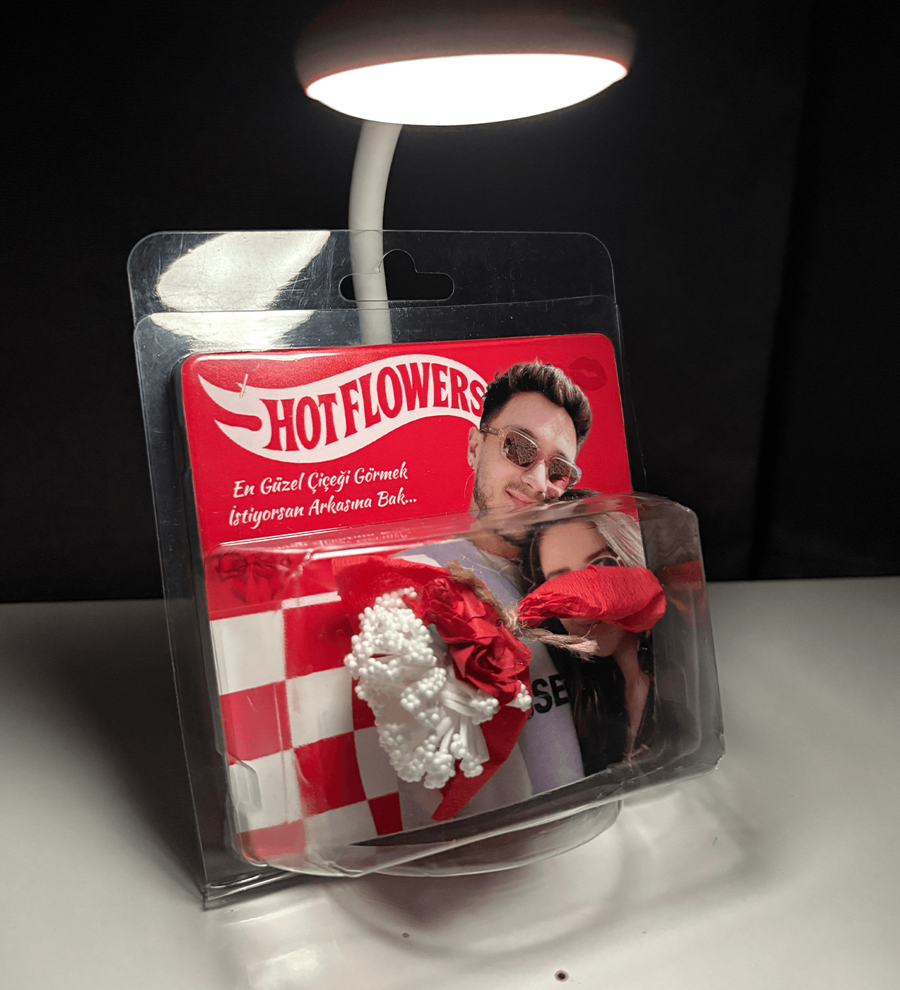 Hot Flowers Kutulu Çiçek Buketi-Kişiye Özel Hot Flowers Kırmızı