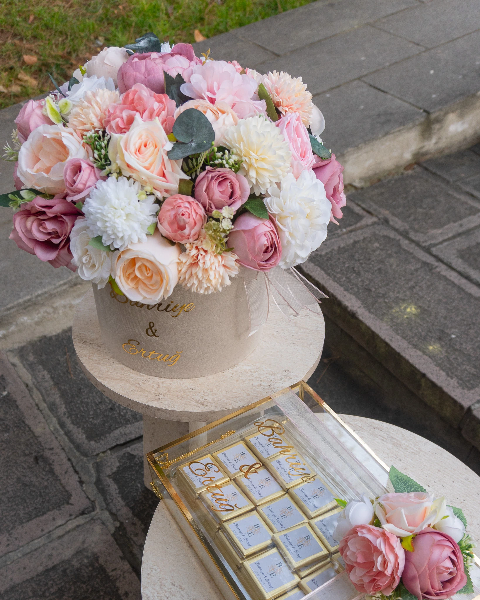 Kutuda Kahverengi Şakayık İsteme Çiçeği ve Çikolatası