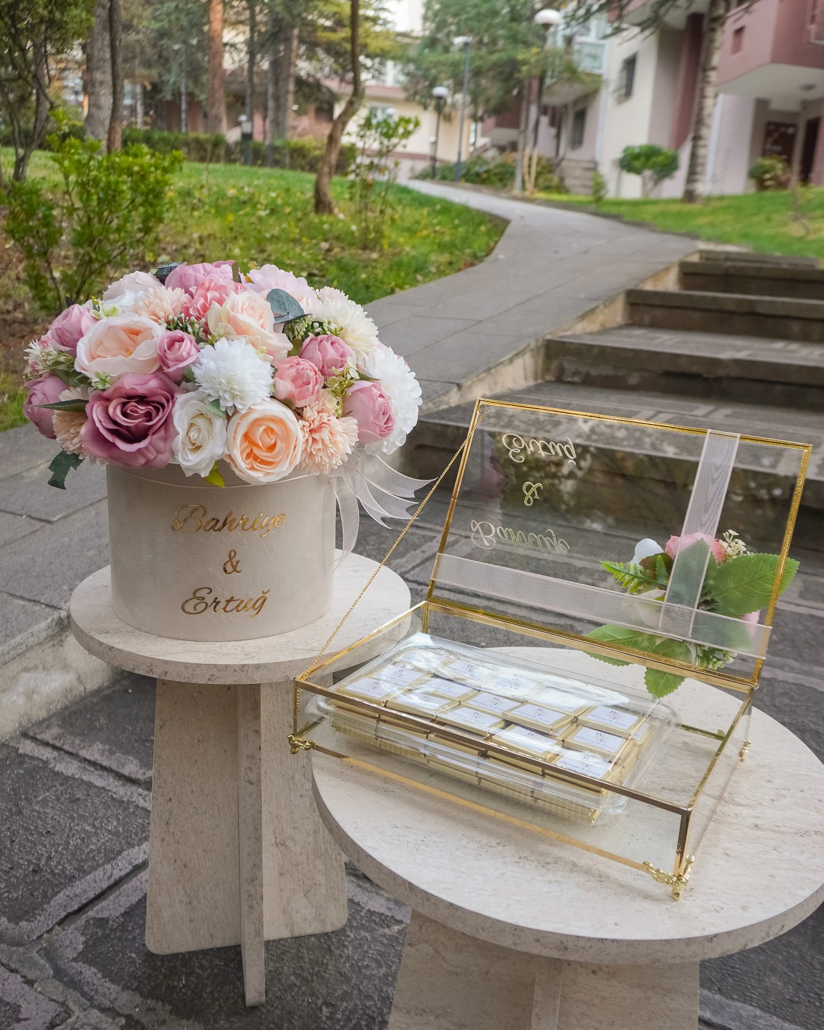 Kutuda Kahverengi Şakayık İsteme Çiçeği ve Çikolatası