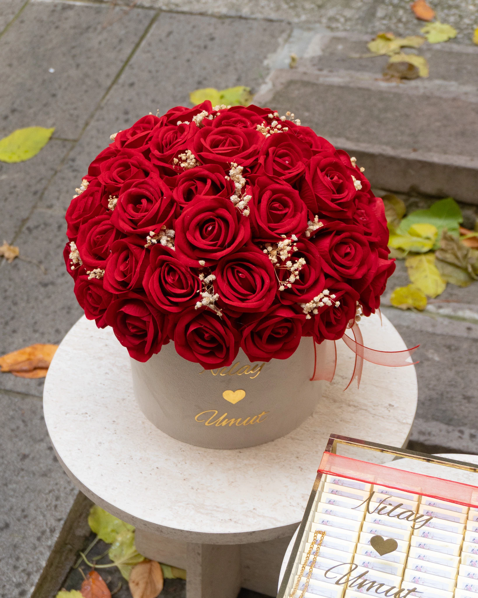 Kutuda Gül Kız İsteme Çiçeği ve Cam Kutuda İsimli Nikah Şekeri Söz Nişan Çikolata Seti