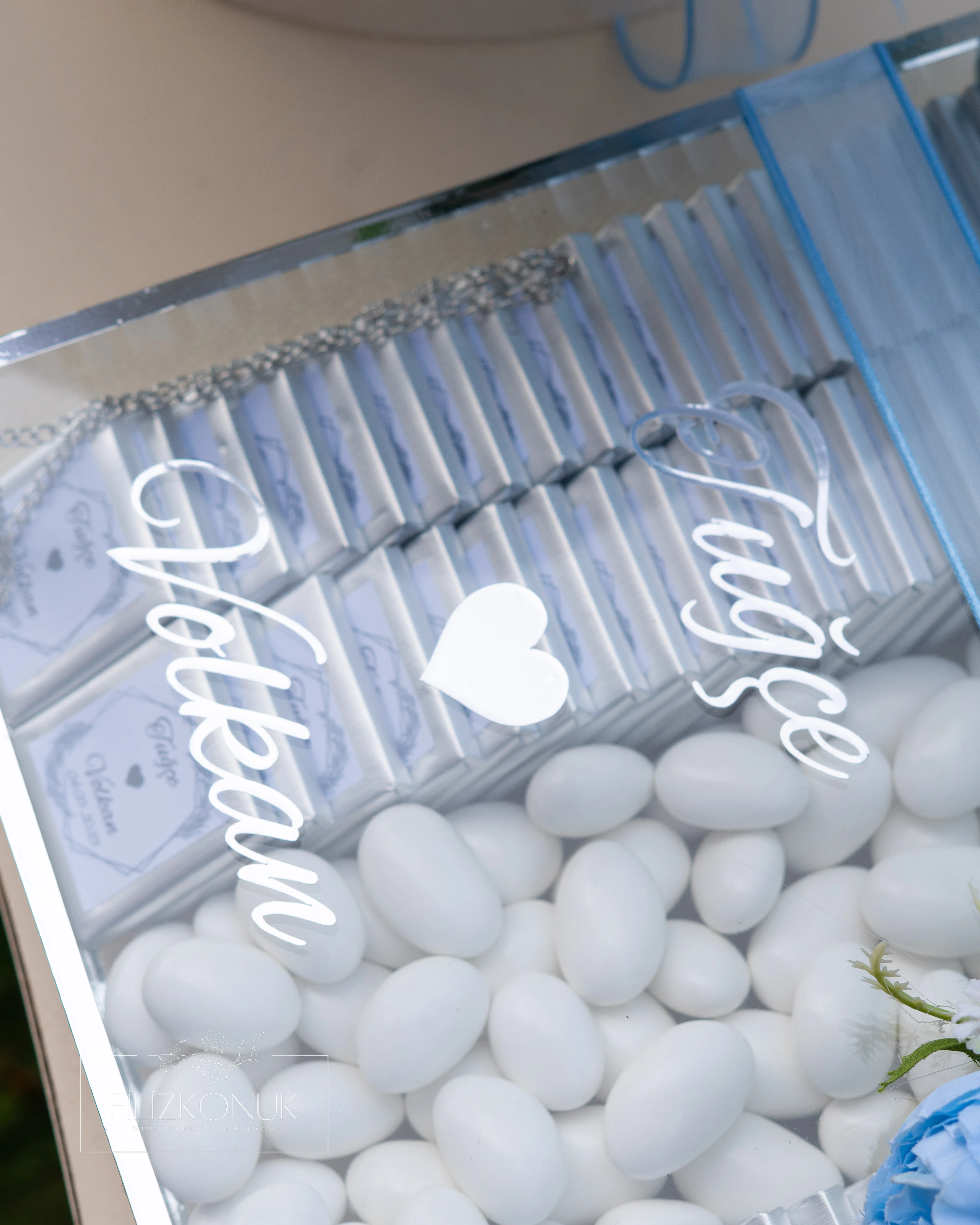 Kutuda Kız İsteme Çiçeği ve Söz Nişan Çikolata Seti - Solmayan Yapay Çiçek - Mavi Beyaz Renk Gümüş Detaylar 