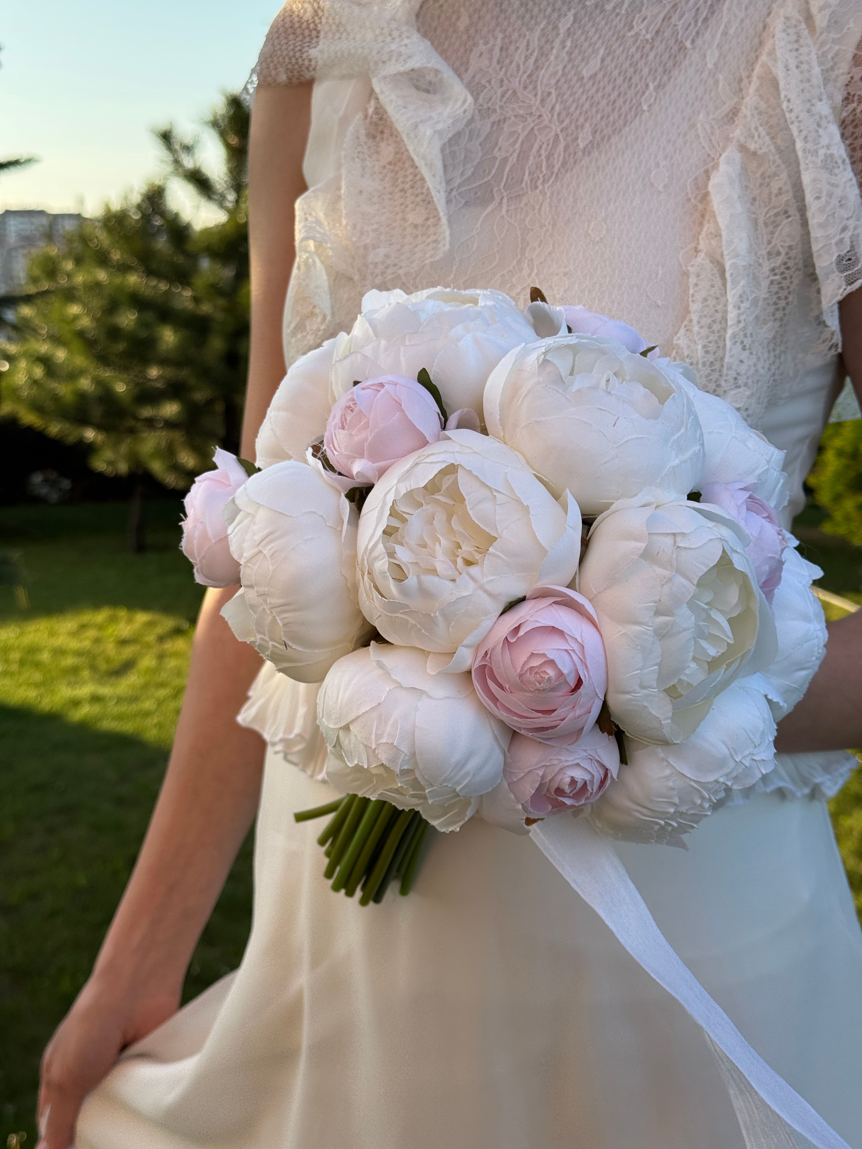 Pudra Pembe Kırık Beyaz Şakayık Soft Renklerde Sade Gelin Buketi Nikah Çiçeği