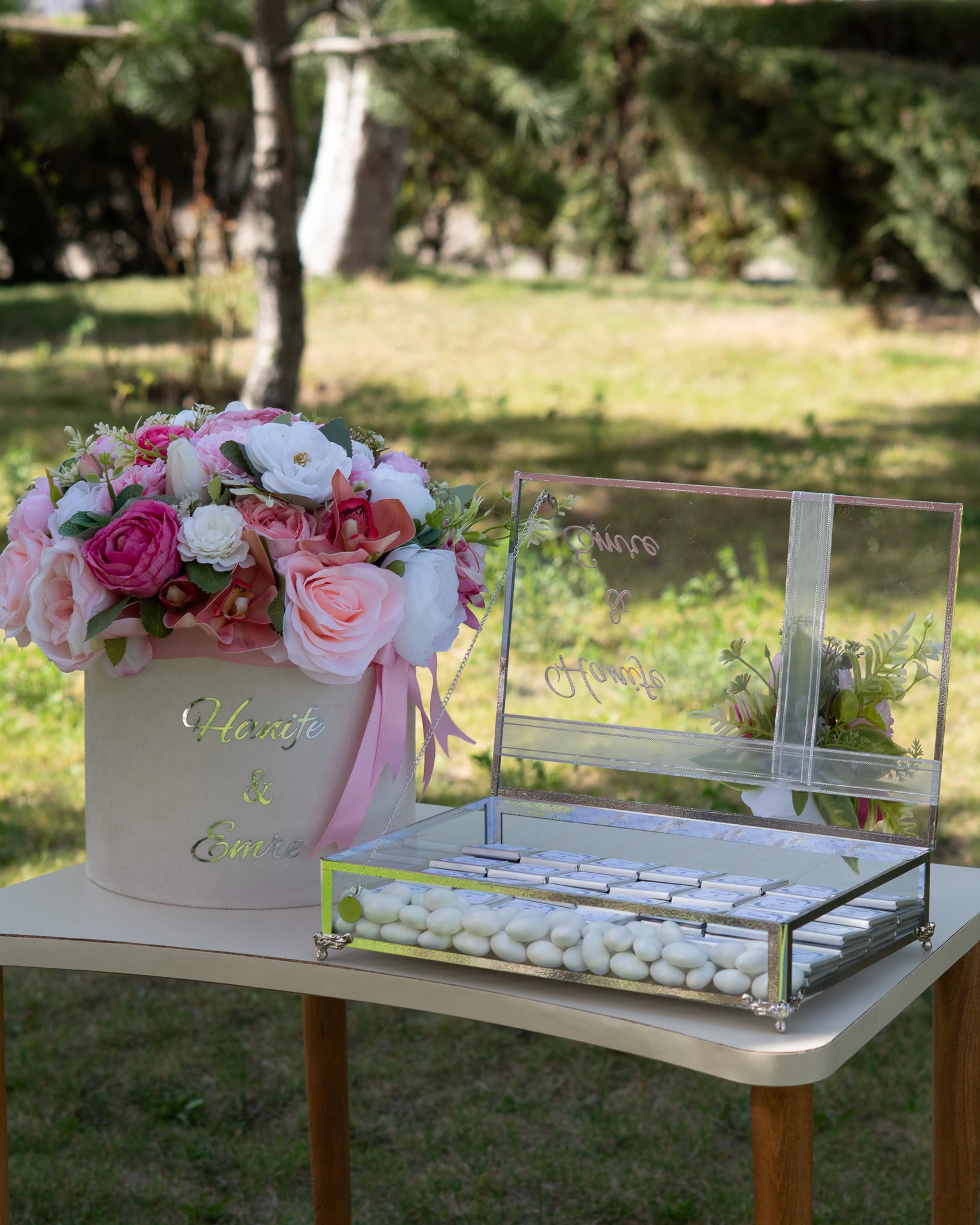 Kutuda Kız İsteme Çiçeği ve Söz Nişan Çikolata Seti - Solmayan Yapay Çiçek - Pembe Renk Gümüş Detaylar 