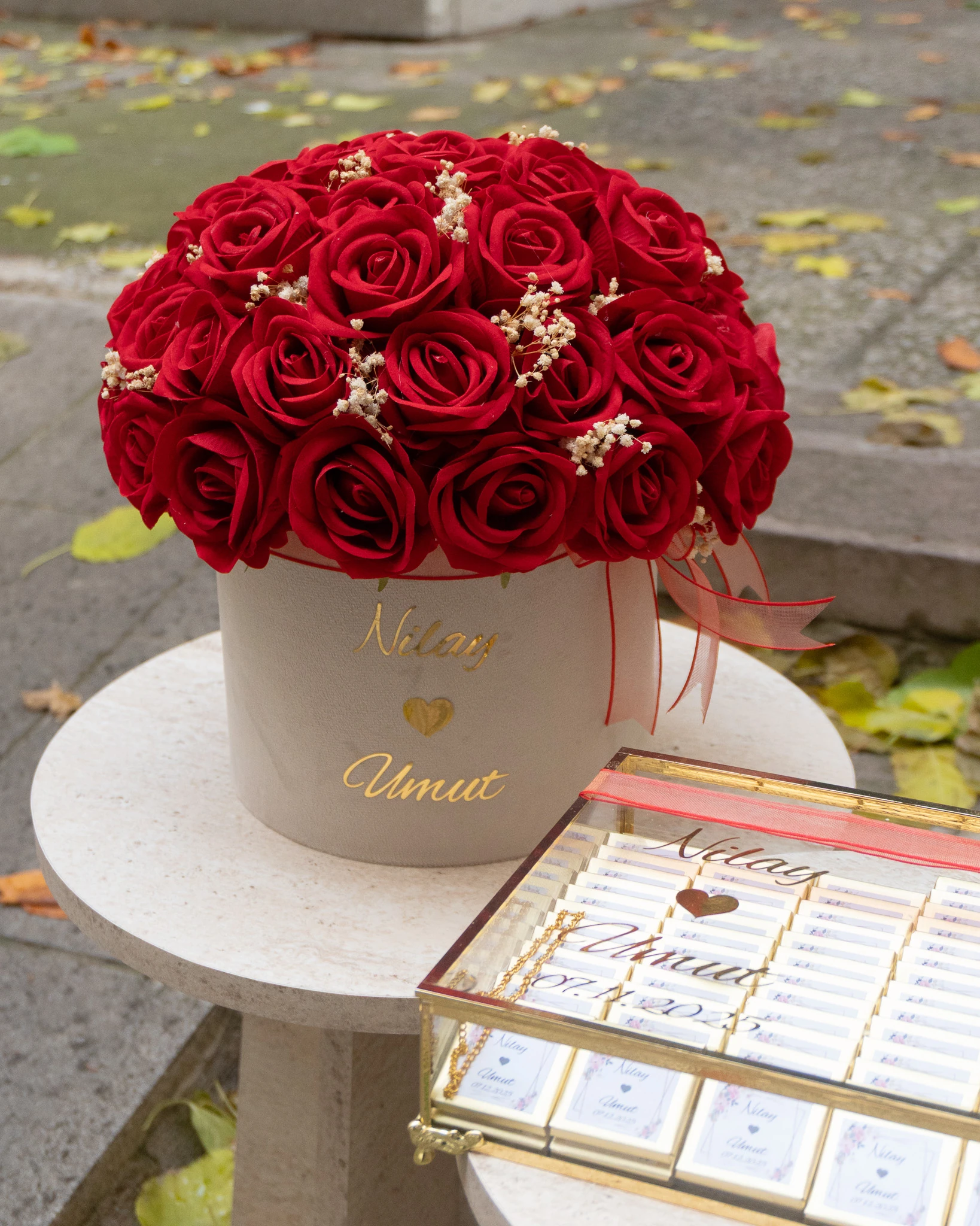 Kutuda Gül Kız İsteme Çiçeği ve Cam Kutuda İsimli Nikah Şekeri Söz Nişan Çikolata Seti