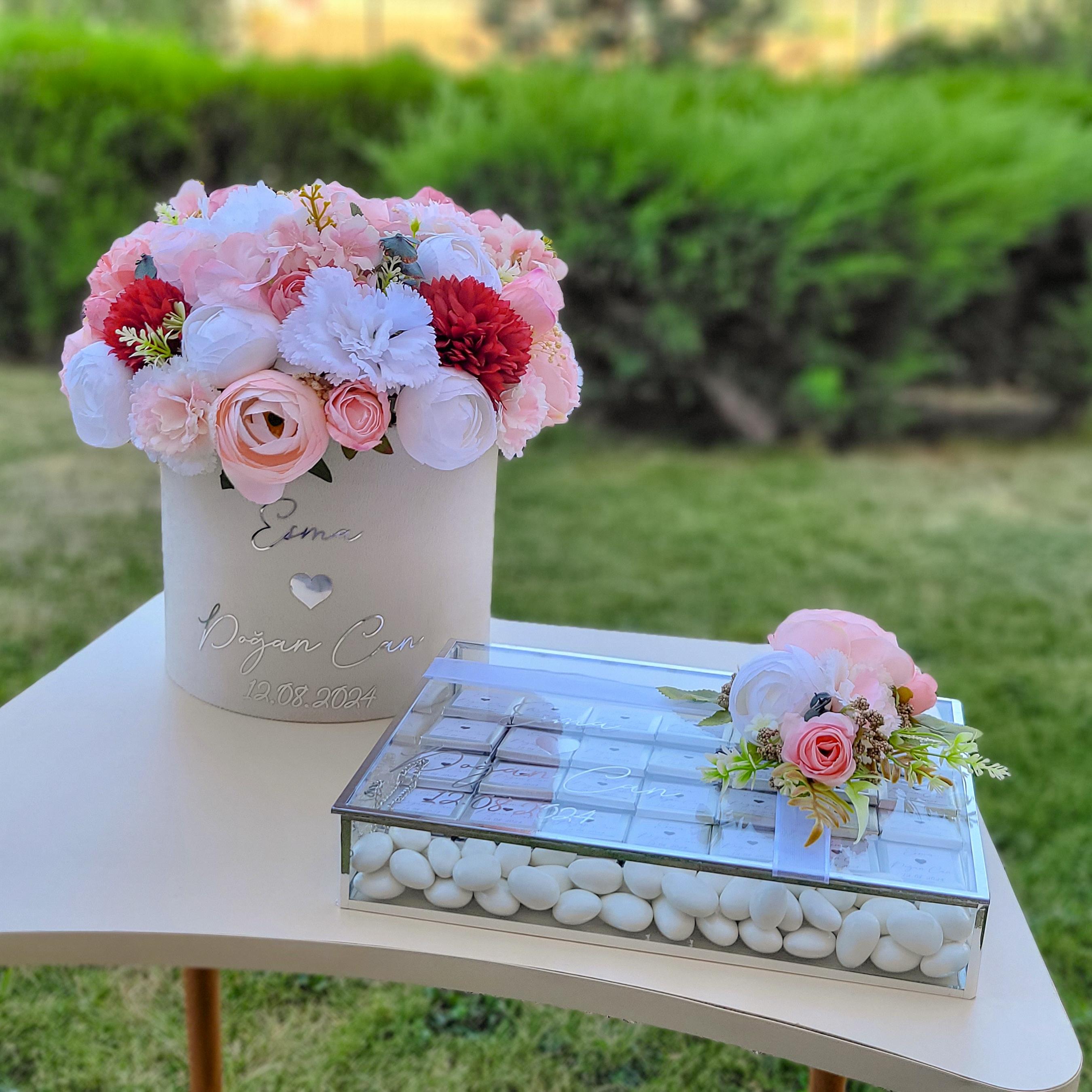 Kutuda Kız İsteme Çiçeği Söz Hazırlıkları Nişan Organizasyonu Nikah Çikolatası - Pembe Beyaz ve Gümüş Renk